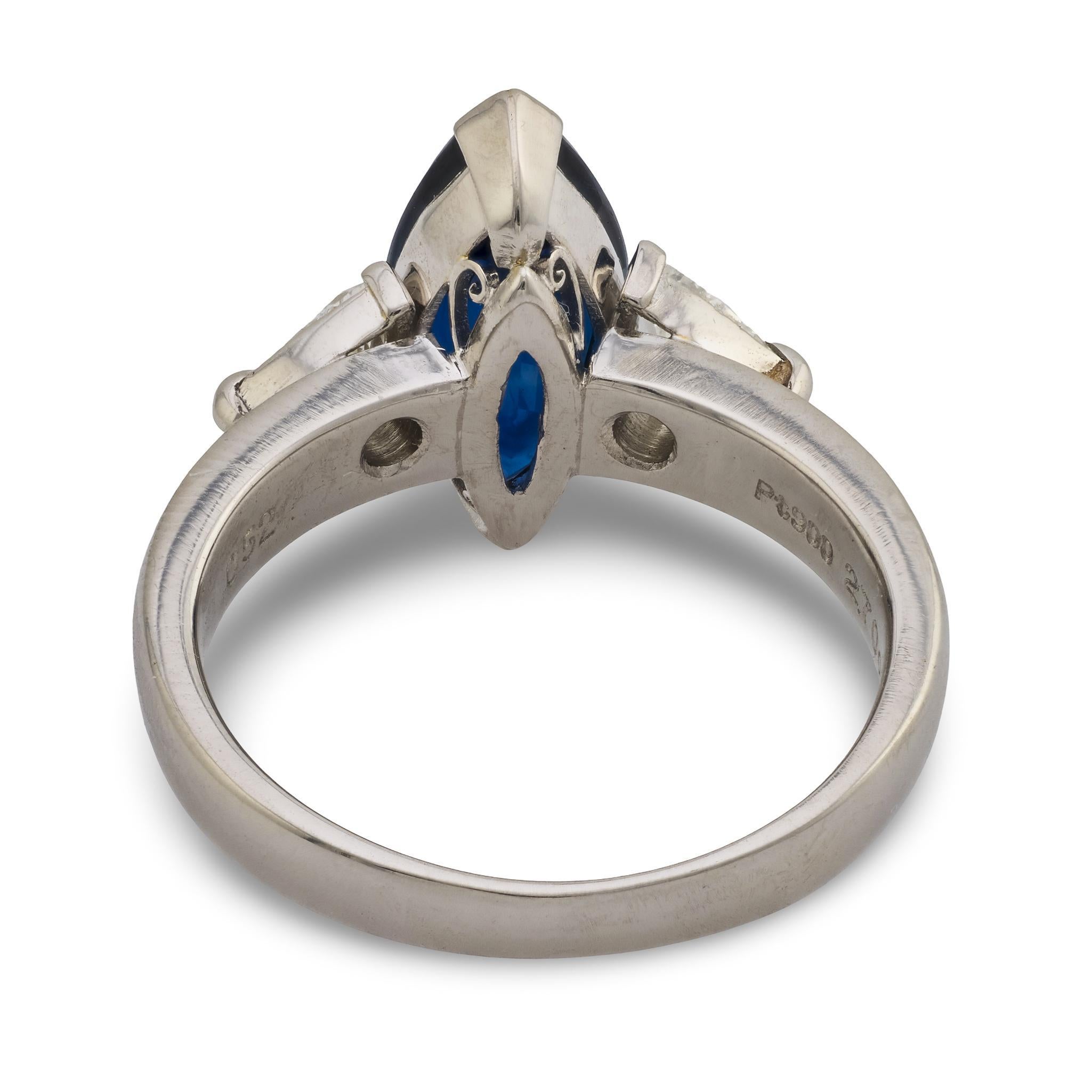 Bague vintage en platine avec saphirs et diamants de 2.70 carats en vente 1
