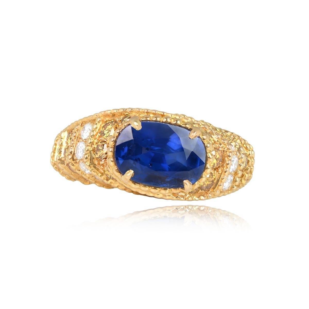 Exquisiter Ring im Vintage-Stil mit einem nicht erhitzten Saphir im Ovalschliff von 2,70 Karat in der Mitte, der mit einer feinen Zacke gefasst ist. Der Saphir ist von abwechselnden Reihen gelber und weißer Diamanten umgeben, die mit einer feinen