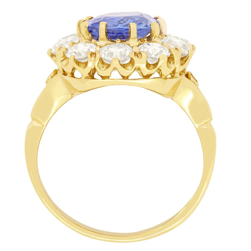 Cette magnifique bague Vintage By met en valeur un saphir vibrant de 2,70 carats en son centre. Le saphir bleu clair est une pierre taillée en coussin, traitée thermiquement pour que la pierre soit la plus belle possible. Le saphir est entouré d'un