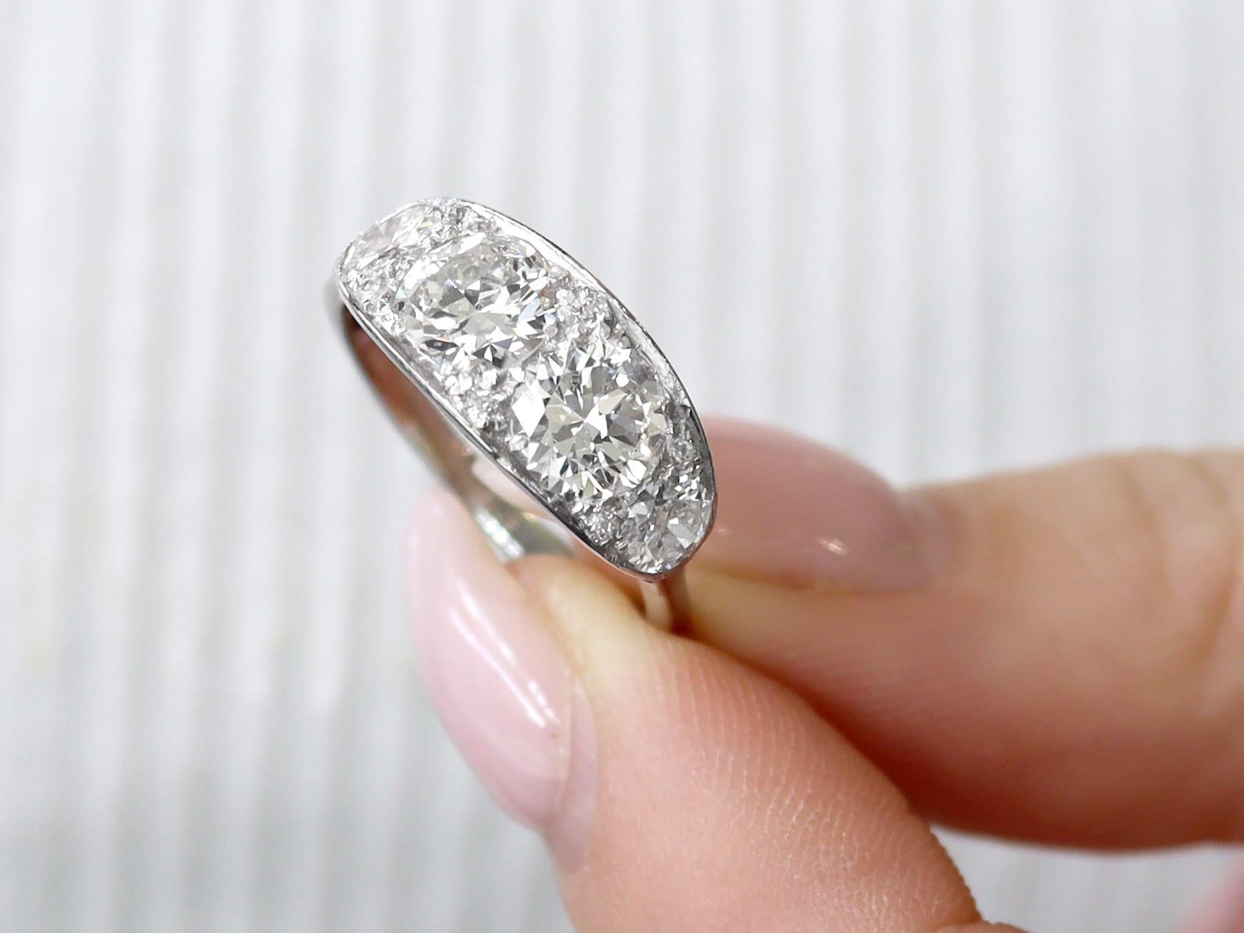 Une superbe, fine et impressionnante bague de cocktail sertie d'un diamant de 2,72 carats, en or blanc 18 carats et en platine ; faisant partie de nos diverses collections de bijoux en diamant.

Cette bague vintage étonnante, fine et impressionnante