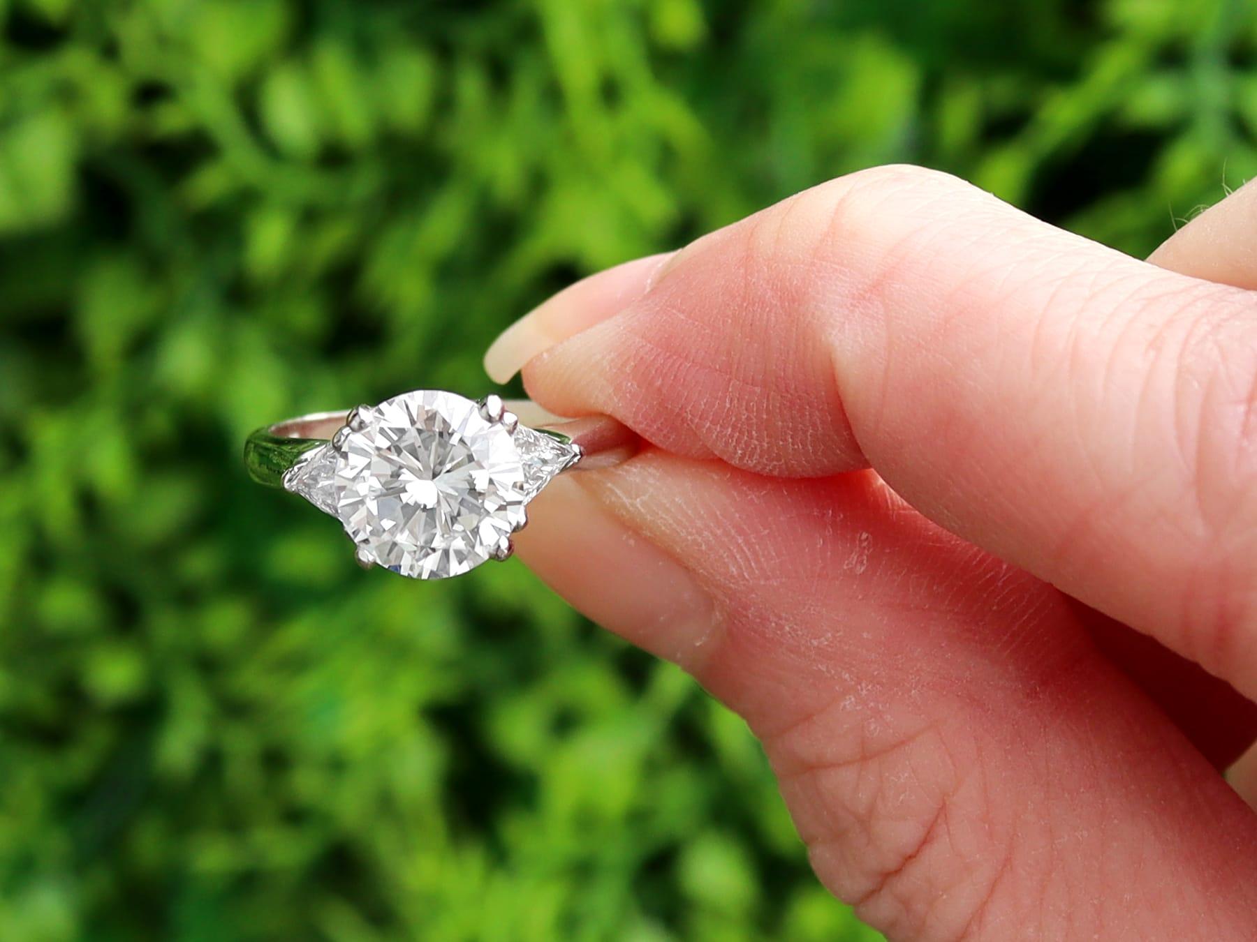 Une superbe bague vintage en platine sertie de diamants de 2,74 carats avec des pierres latérales taillées en trillion ; elle fait partie de notre collection de bagues de fiançailles en diamant vintage.

Cette magnifique bague solitaire en diamant