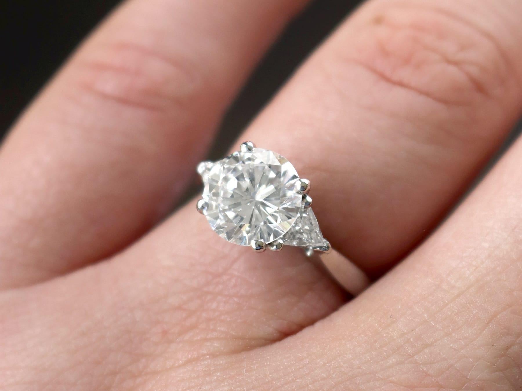 Bague solitaire vintage en platine et diamants de 2,74 carats, c. 1950 Unisexe en vente