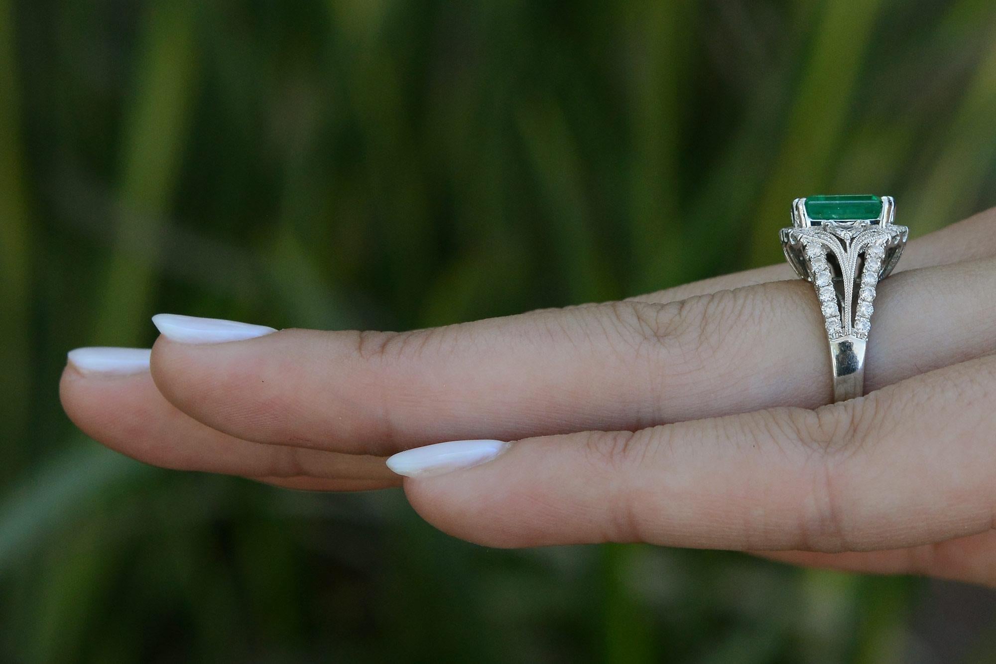 Contemporary Vintage 2.75 Carat Emerald Cocktail Ring For Sale