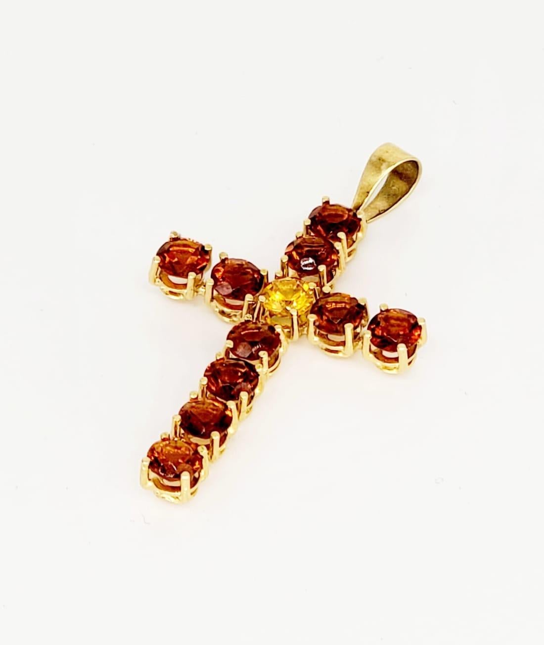Vintage 2.75 Carat Topaz Gemstones 18 Karat Gold Cross Pendant In Excellent Condition For Sale In Miami, FL