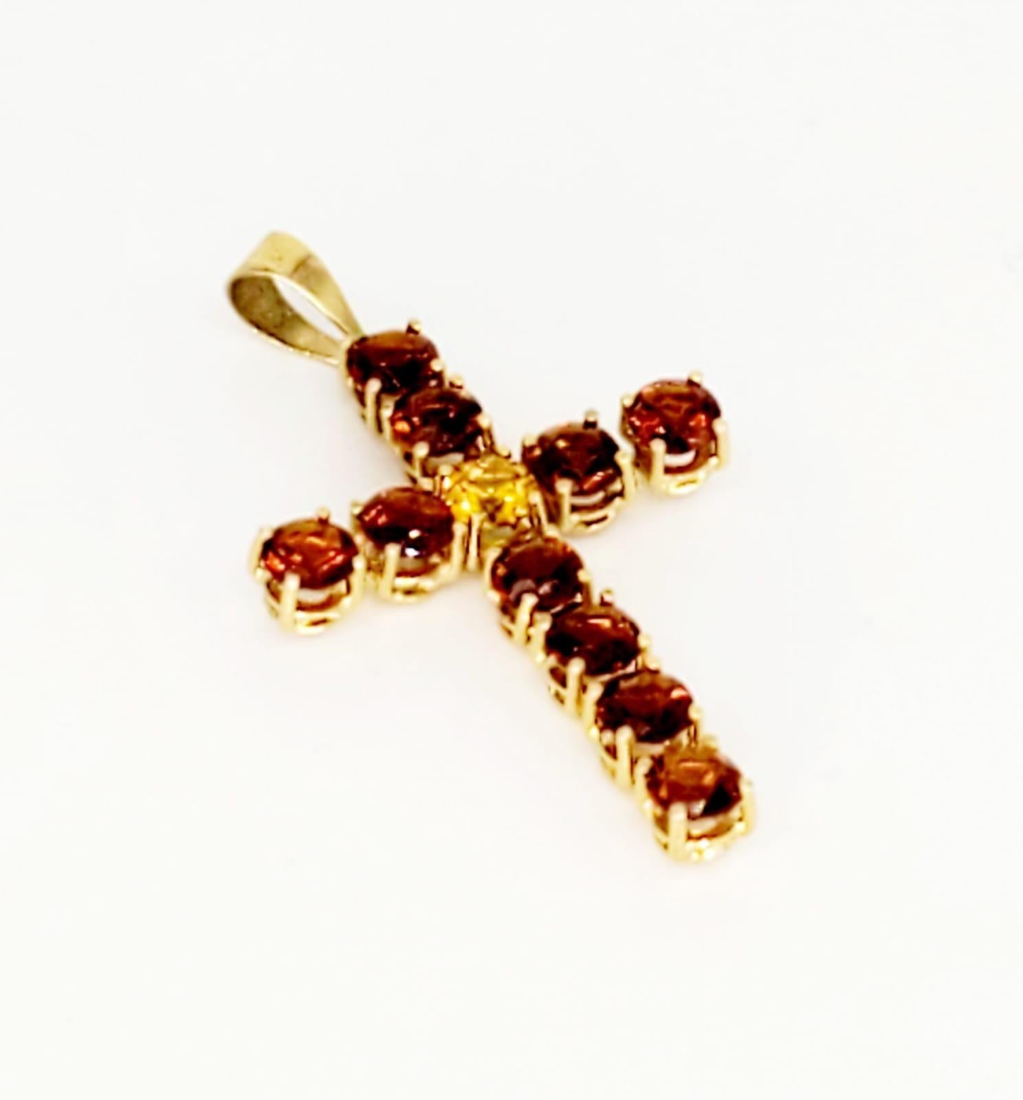 Women's or Men's Vintage 2.75 Carat Topaz Gemstones 18 Karat Gold Cross Pendant For Sale