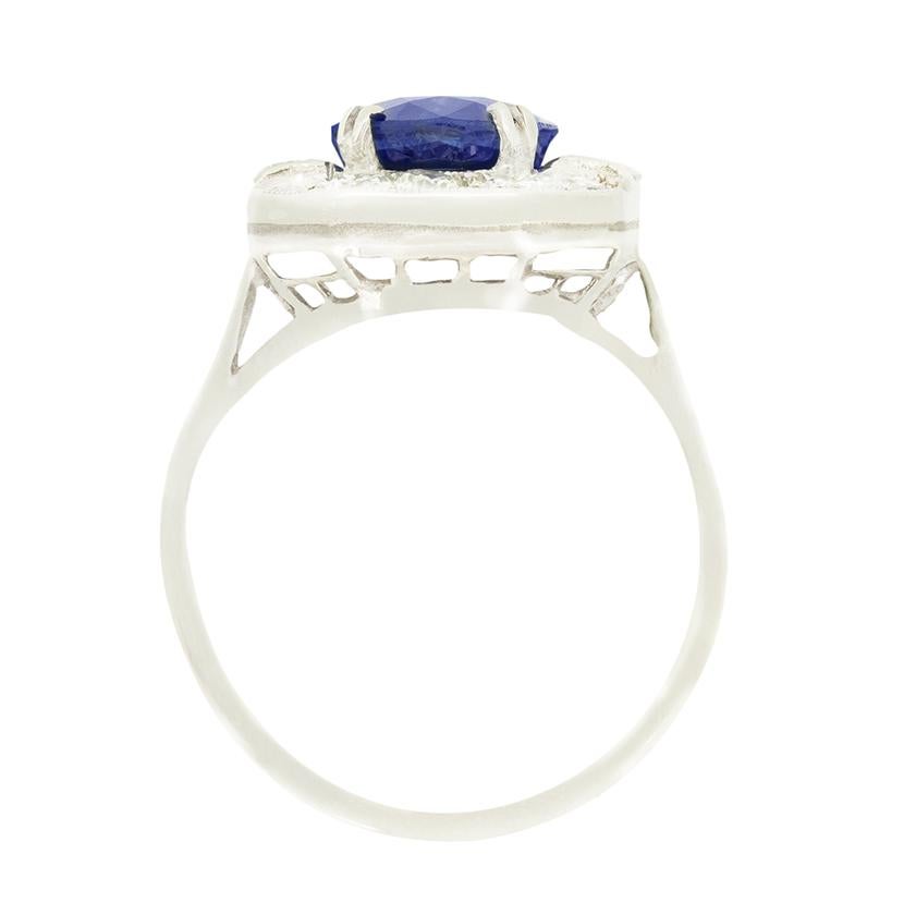 This vintage cluster ring features a stunning 2.75 carat oval cut sapphire at its centre, encircled by a cluster of round brilliant cut diamonds. The flanking diamonds sit the largest at 0.15 carat with the top and bottom stones weighing 0.10 carat