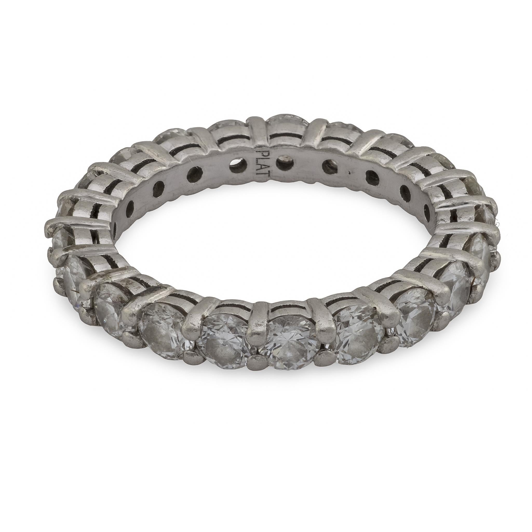 Moderno Fascia dell'eternità in platino con diamante da 2,80 carati vintage in vendita