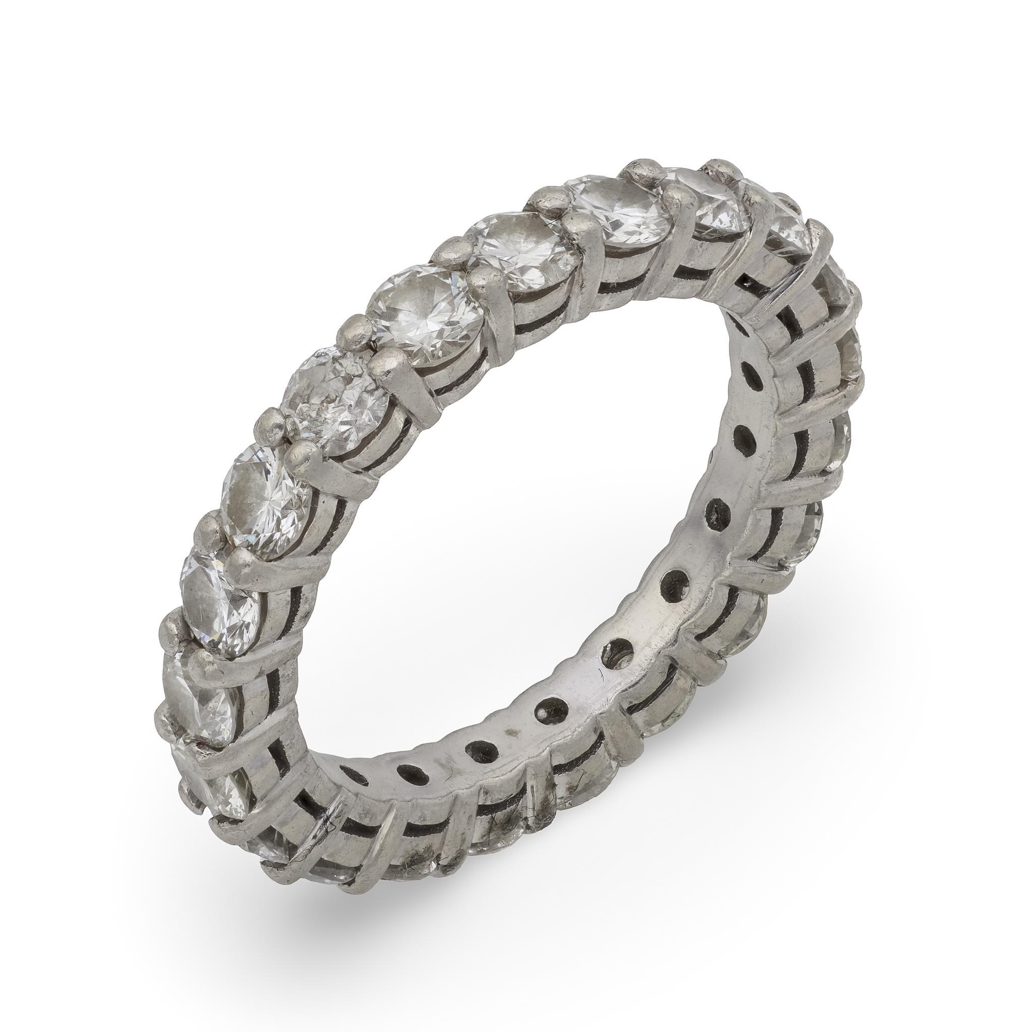 Fascia dell'eternità in platino con diamante da 2,80 carati vintage in vendita 2