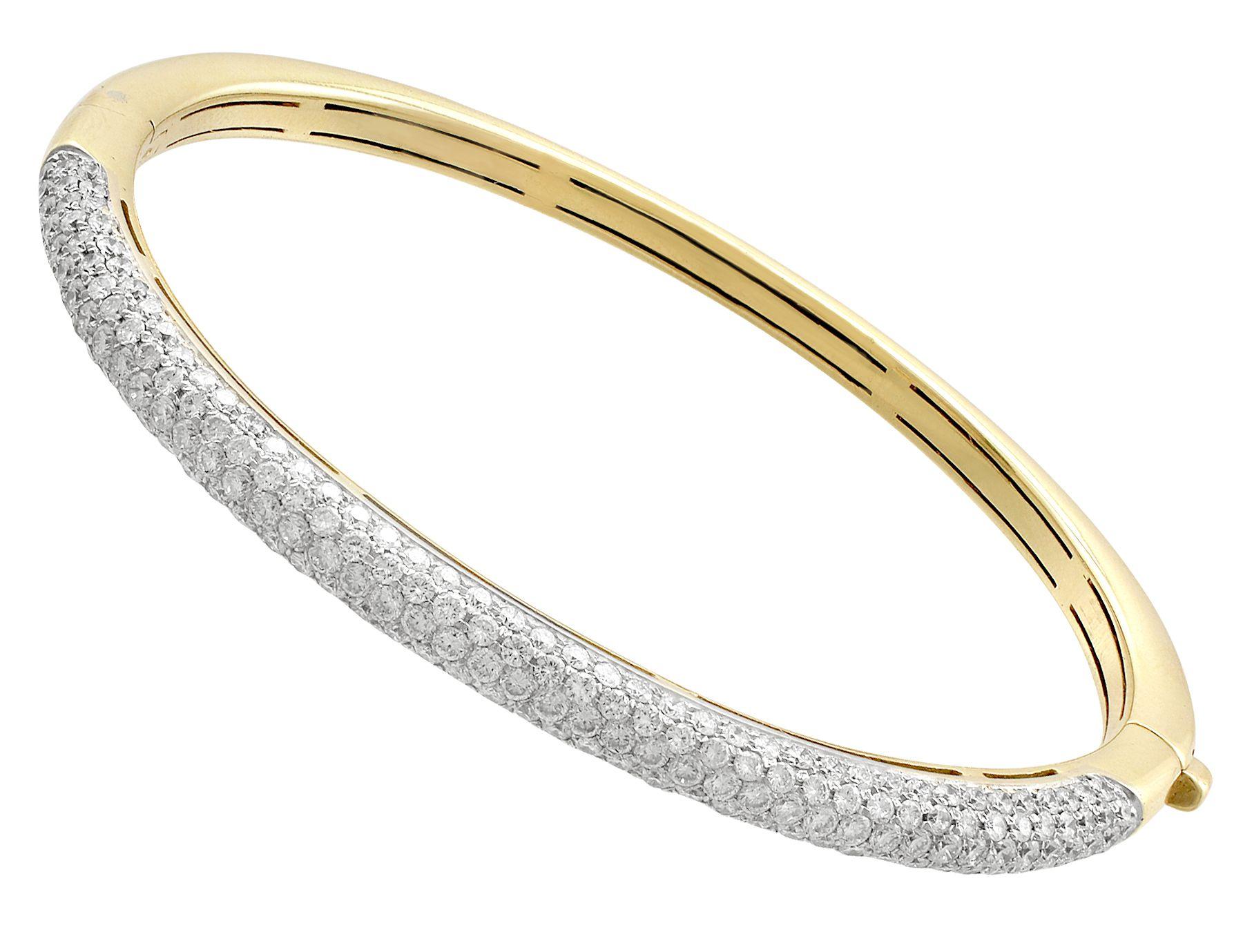 Round Cut Vintage 2.85 Carat Diamond and Yellow Gold Bangle For Sale