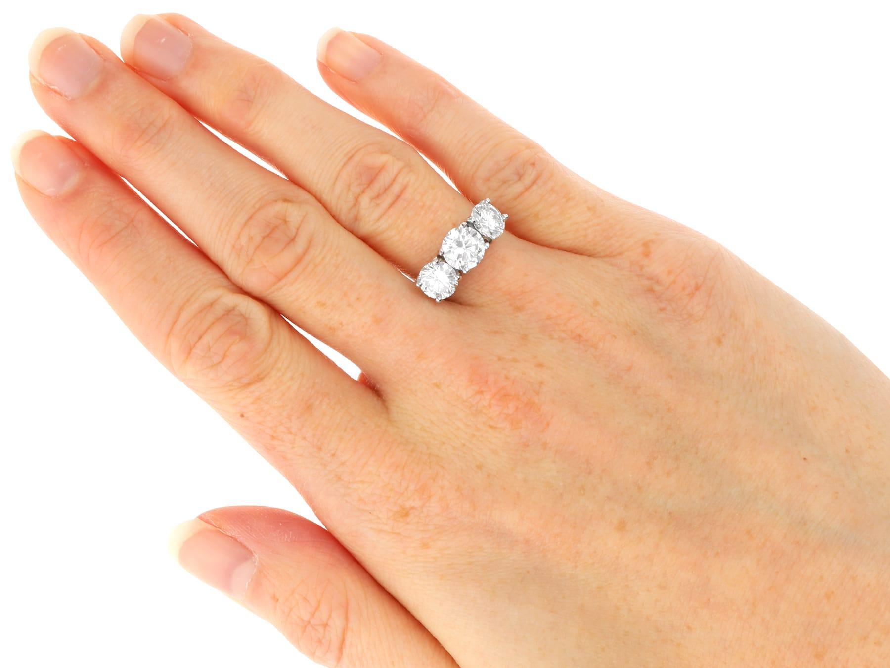 Anello trilogy di platino e diamanti d'epoca da 2,86 carati Circa 1970 in vendita 5