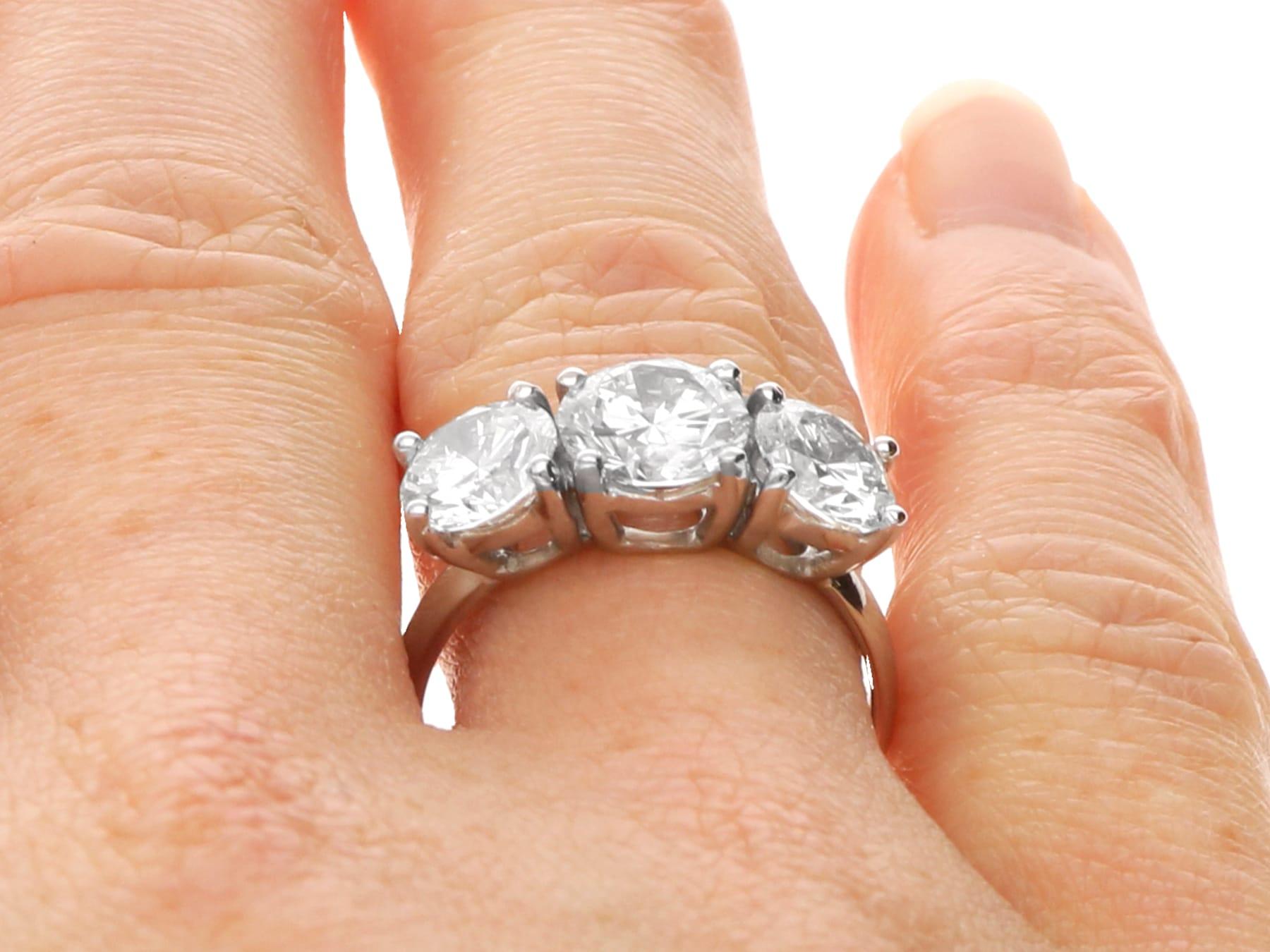 Anello trilogy di platino e diamanti d'epoca da 2,86 carati Circa 1970 in vendita 7