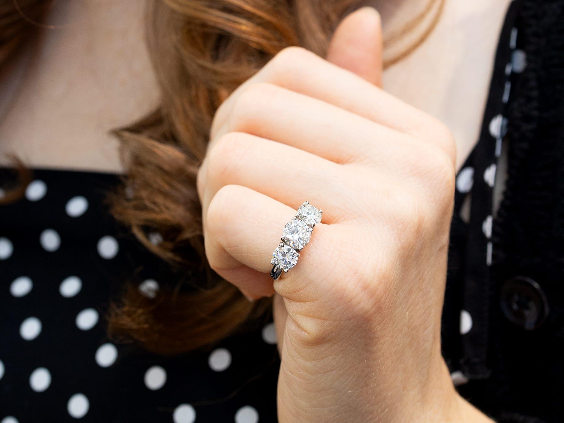 Taglio rotondo Anello trilogy di platino e diamanti d'epoca da 2,86 carati Circa 1970 in vendita