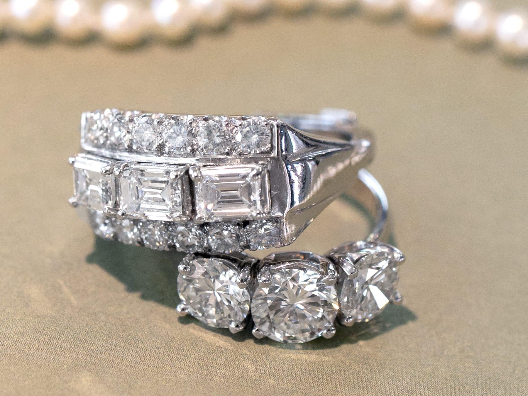 da uomo o donna Anello trilogy di platino e diamanti d'epoca da 2,86 carati Circa 1970 in vendita