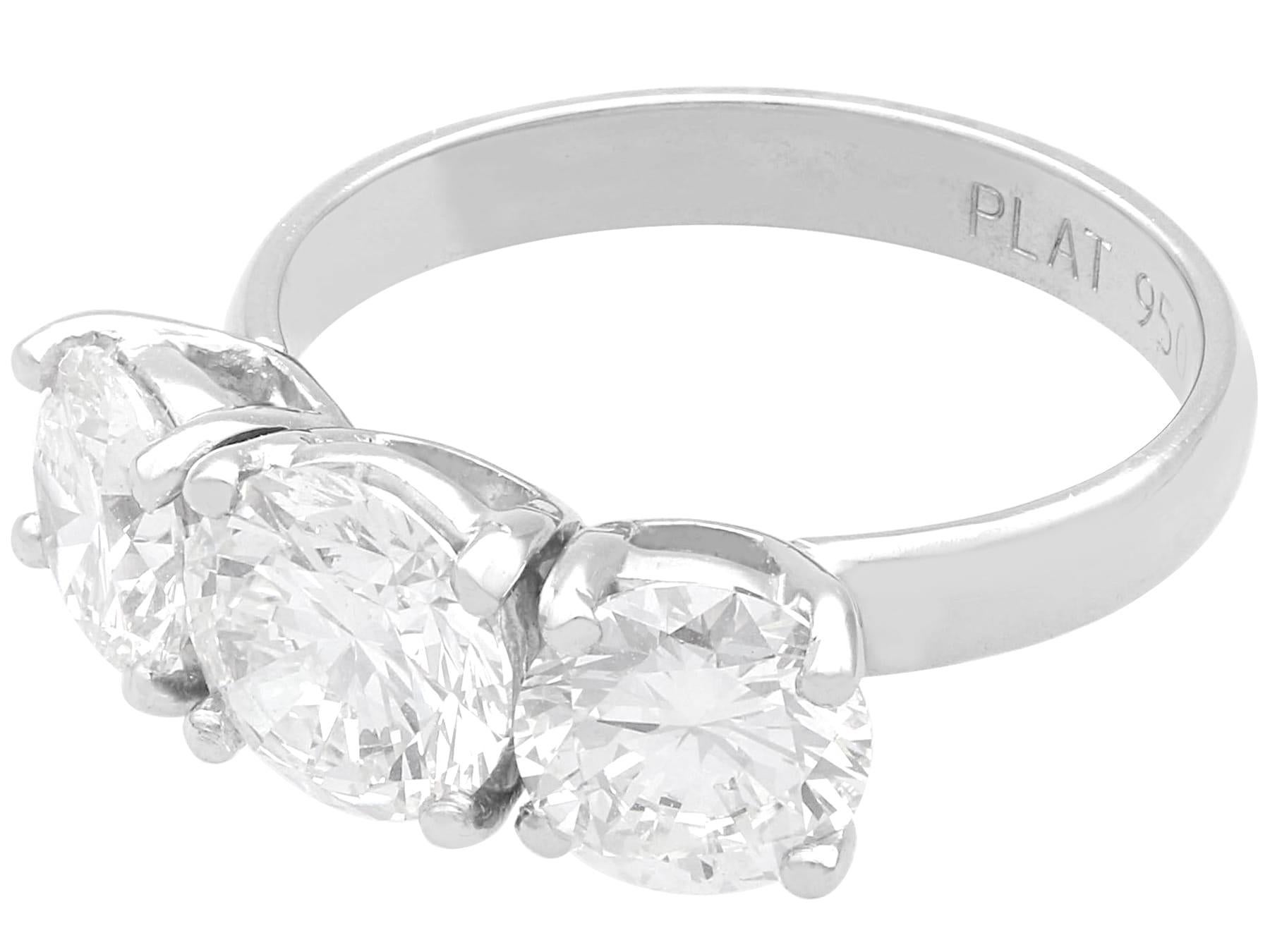 Anello trilogy di platino e diamanti d'epoca da 2,86 carati Circa 1970 in vendita 1