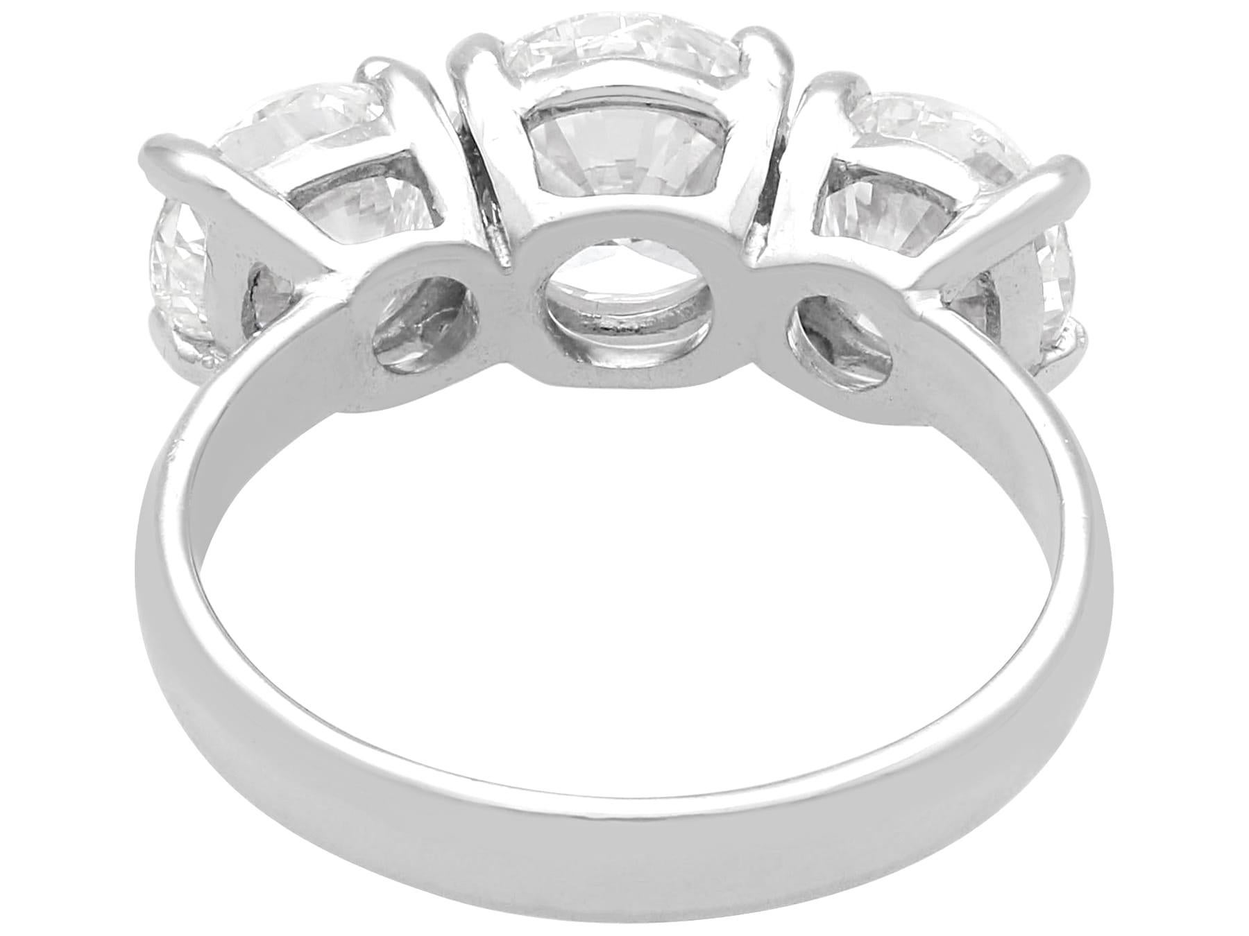 Anello trilogy di platino e diamanti d'epoca da 2,86 carati Circa 1970 in vendita 2