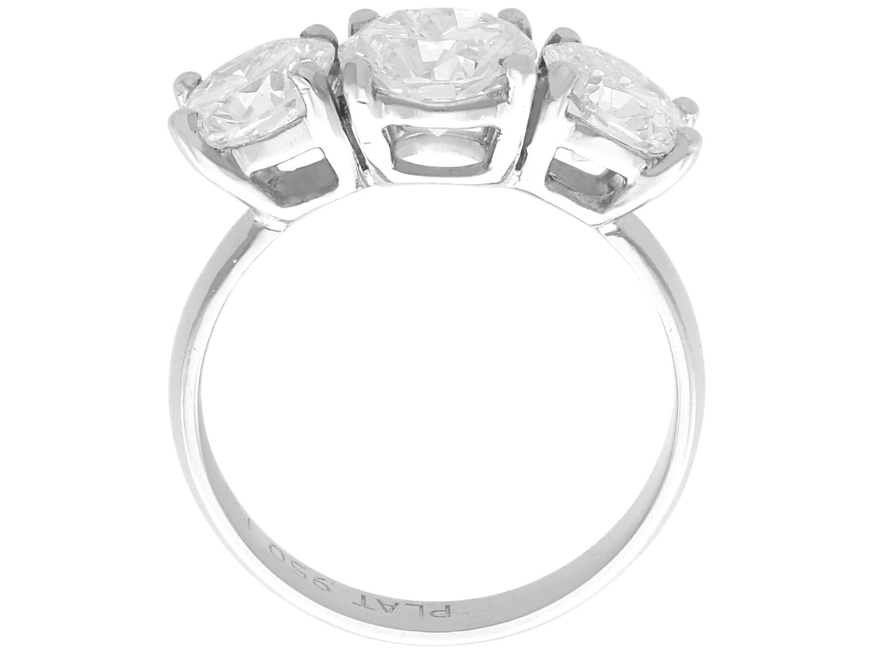 Anello trilogy di platino e diamanti d'epoca da 2,86 carati Circa 1970 in vendita 3