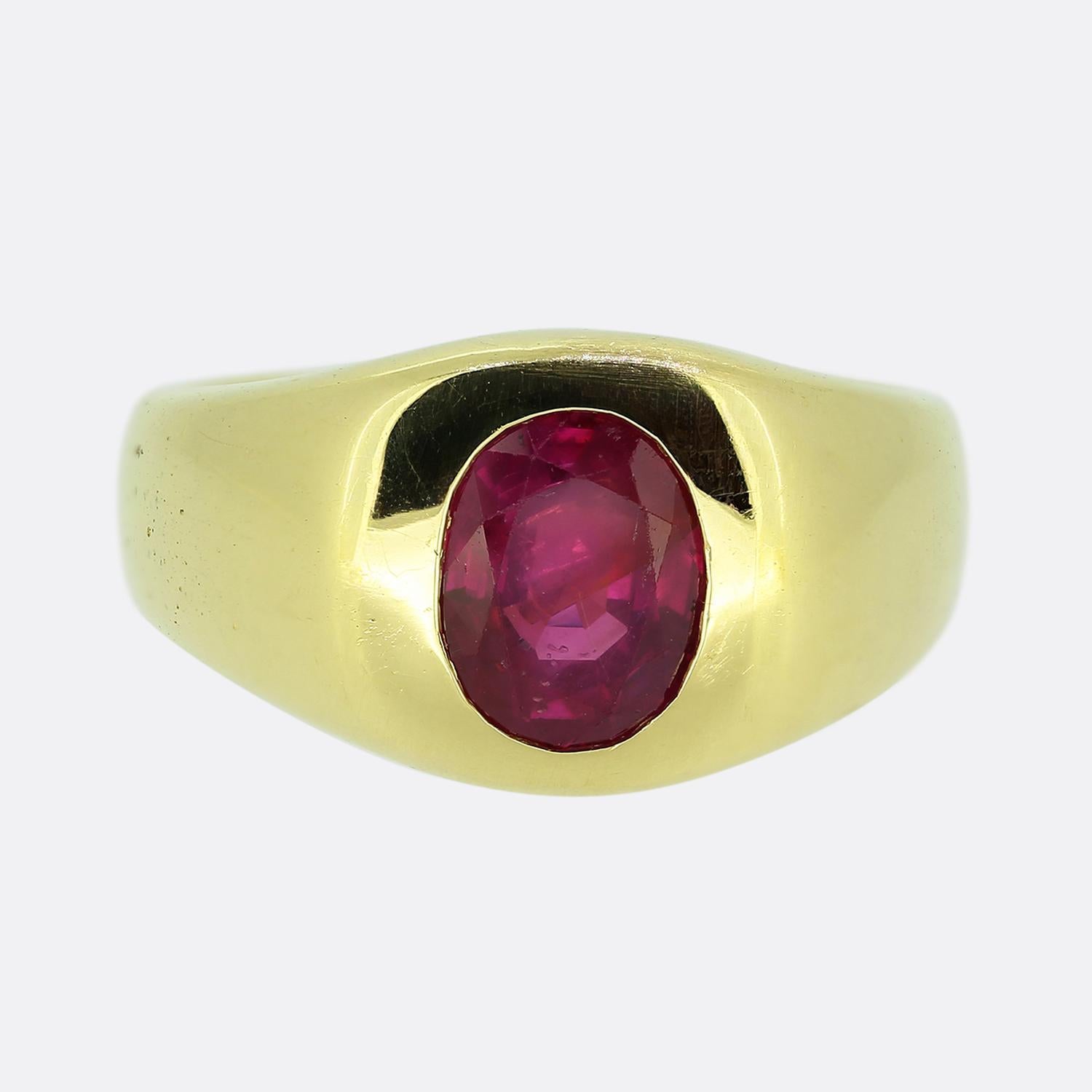 Hier haben wir einen atemberaubenden Ring mit einem einzigen Stein. Dieses Vintage-Stück wurde aus warmem 18-karätigem Gelbgold gefertigt und zeigt einen ovalen, facettierten Naturrubin in der Mitte des Gesichts in einer Rub-Over-Fassung inmitten