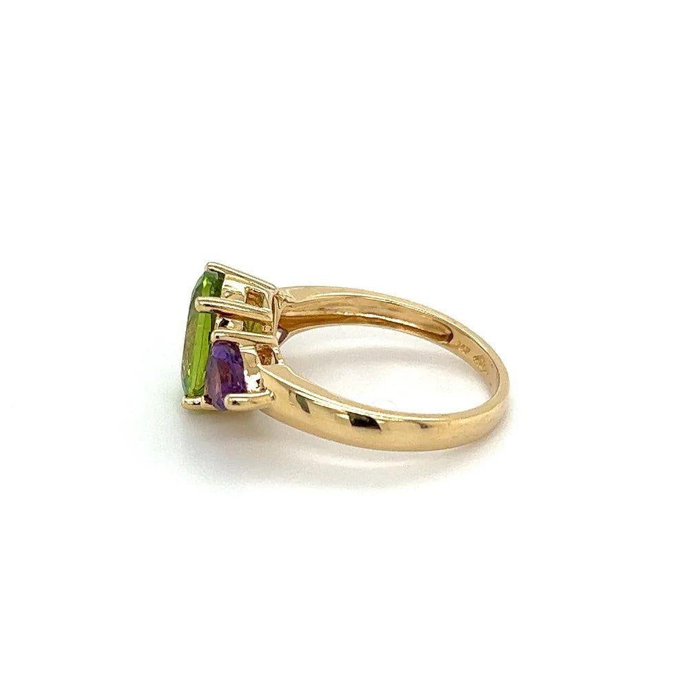 Vintage 2.90 Carat Peridot and Amethyst Heart 3 Stone Gold Ring In Excellent Condition For Sale In Montreal, QC
