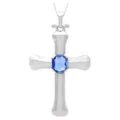 Colgante vintage de zafiro y cruz de platino de 2,90
