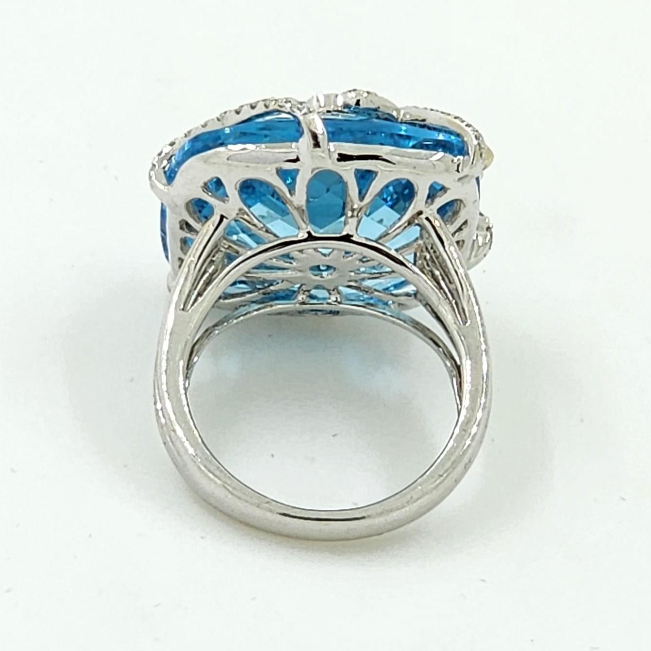Vintage 29.15 Carats Blue Topaz Diamond Cocktail Ring in 18 Karat White Gold In New Condition For Sale In Hong Kong, HK