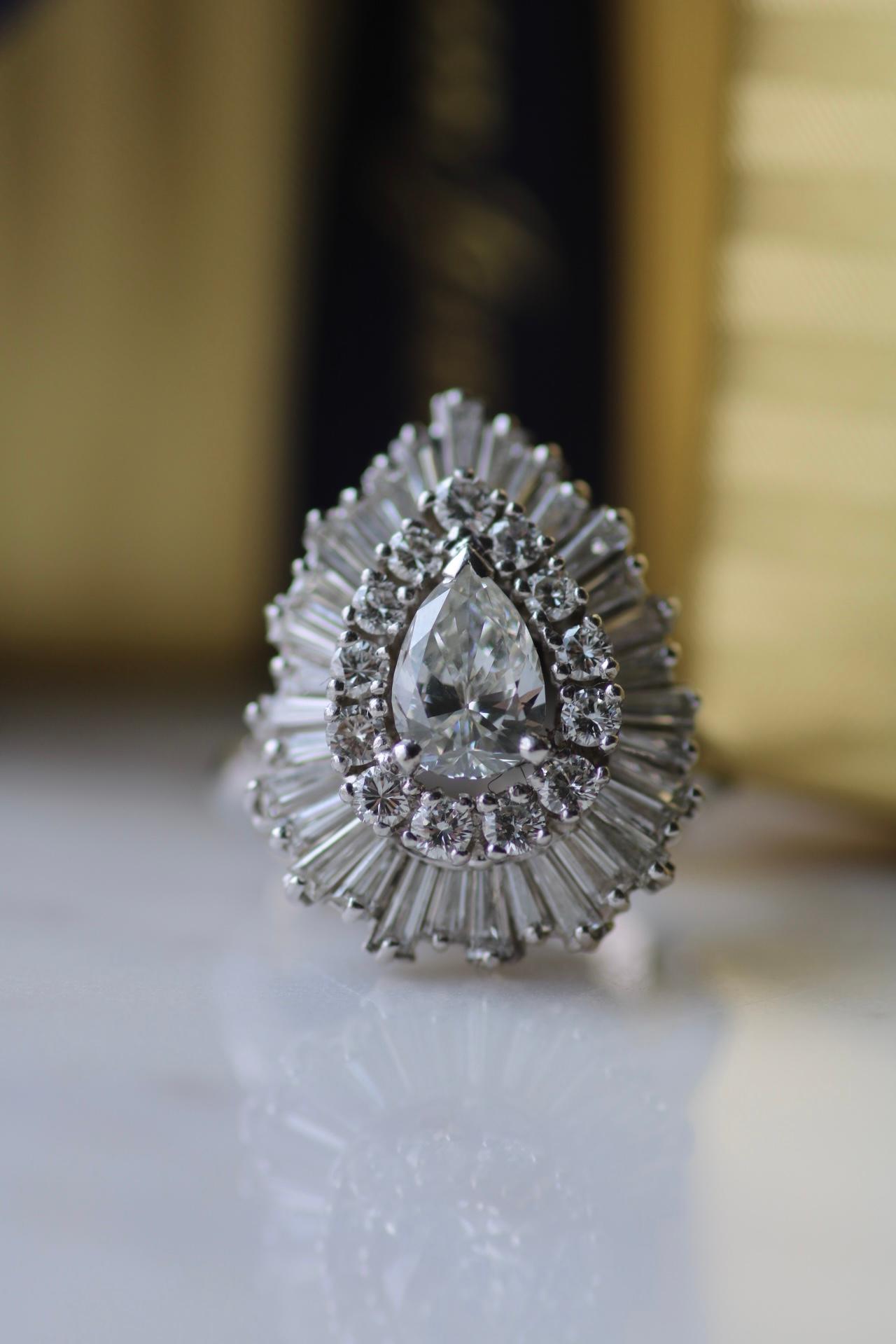 Rétro Anello Cocktail Ballerina d'epoca con diamante da 2,94tcw e oro bianco 14k 1970s in vendita