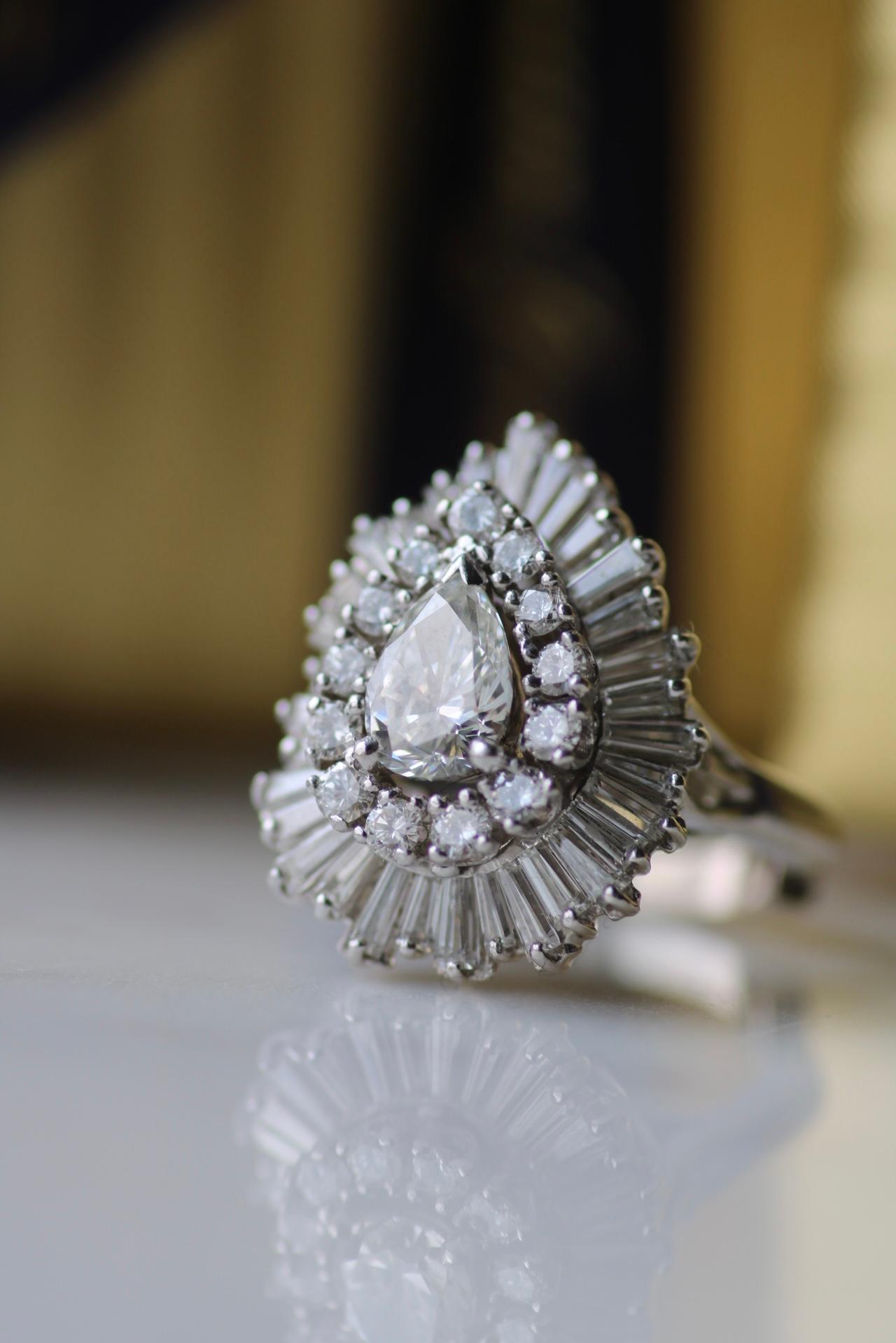Taglio a goccia Anello Cocktail Ballerina d'epoca con diamante da 2,94tcw e oro bianco 14k 1970s in vendita
