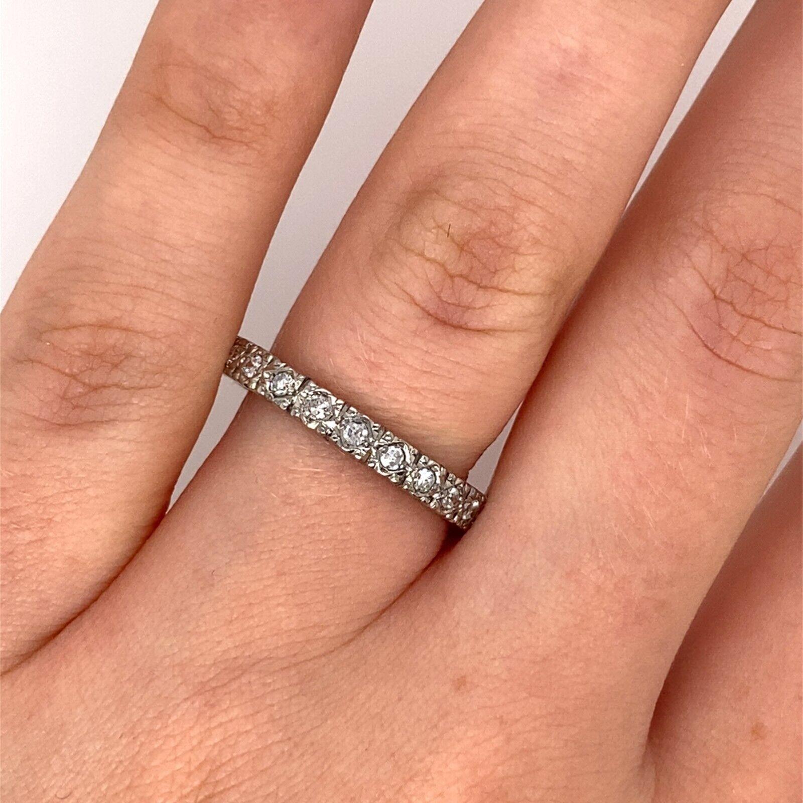 Vintage 2.98mm Full Diamond Ring Set with 24 Round Diamonds in 18ct White Gold In Excellent Condition In London, GB
