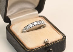 Vintage-Ehering mit rundem Brillantschliff, 2 Karat. Eternity-Diamantring aus Platin, Größe 5,75