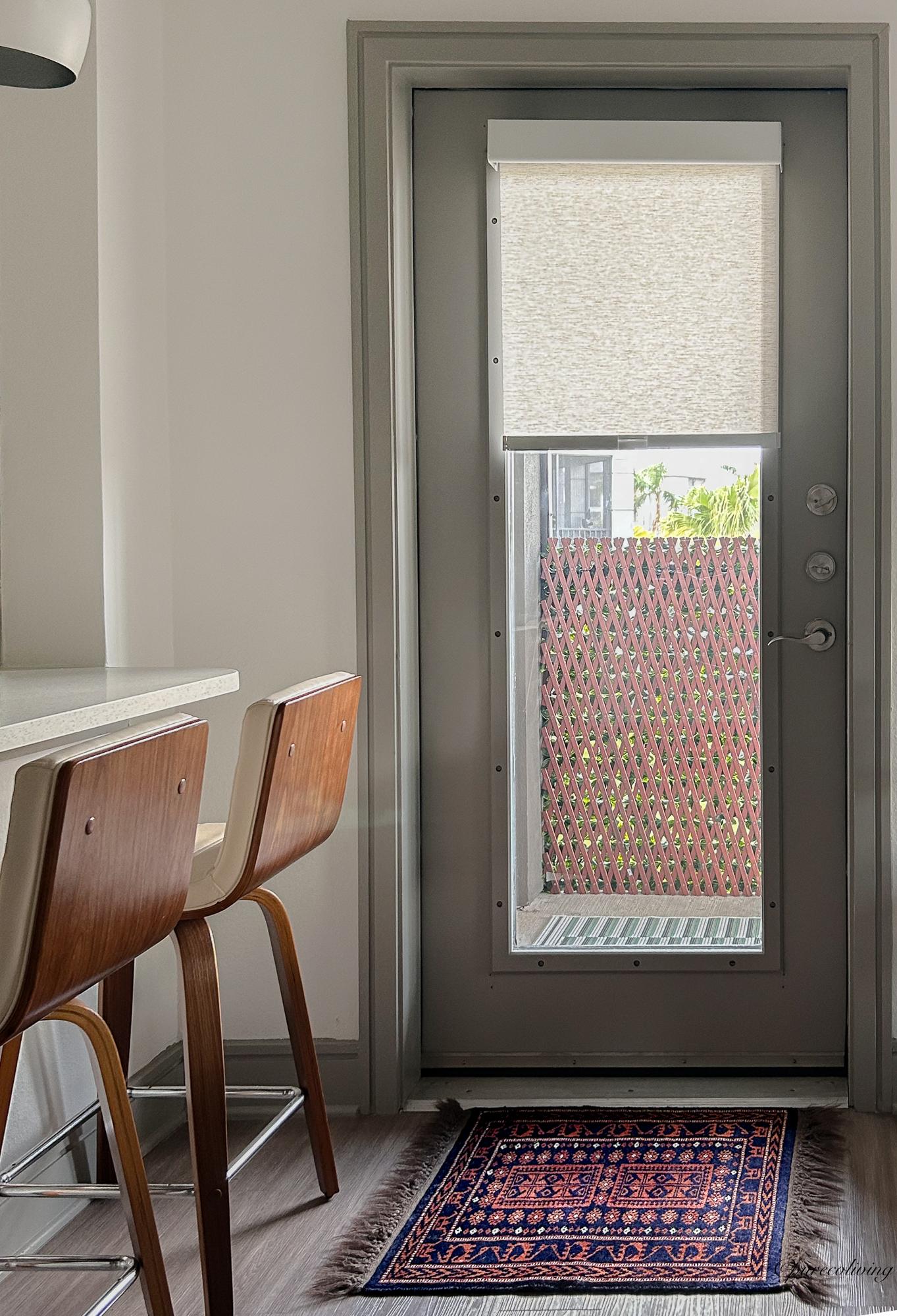 Traditionelle Turkoman-Weberei mit der reichen, erdigen Farbpalette und geometrischen Motiven, die für diese historische Textiltradition charakteristisch sind. 
Er ist aus Wolle gewebt und aufgrund seiner Größe vielseitig einsetzbar: perfekt für den