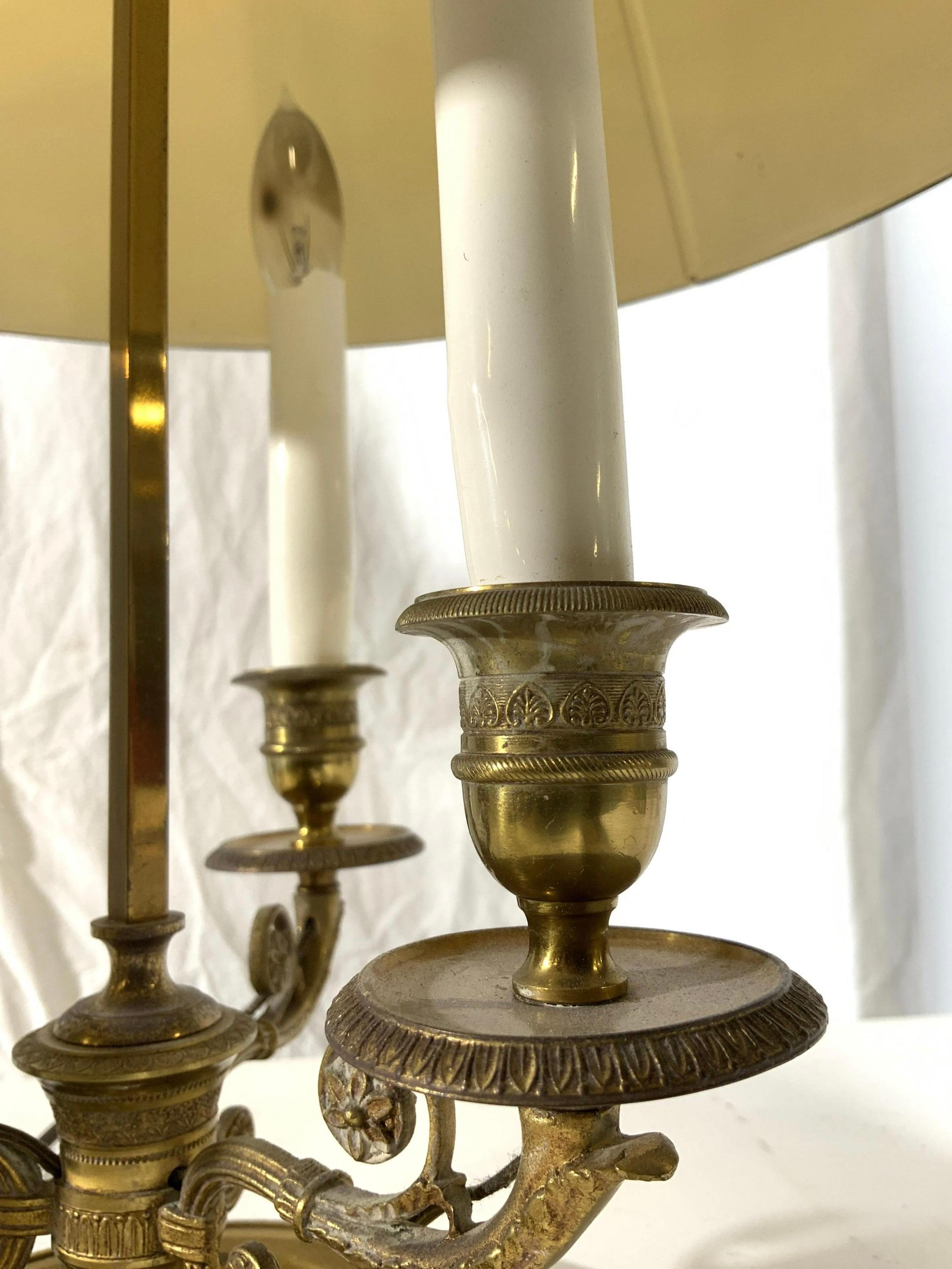 20ième siècle Lampe bouillotte vintage à 3 bras en laiton et tôle en vente