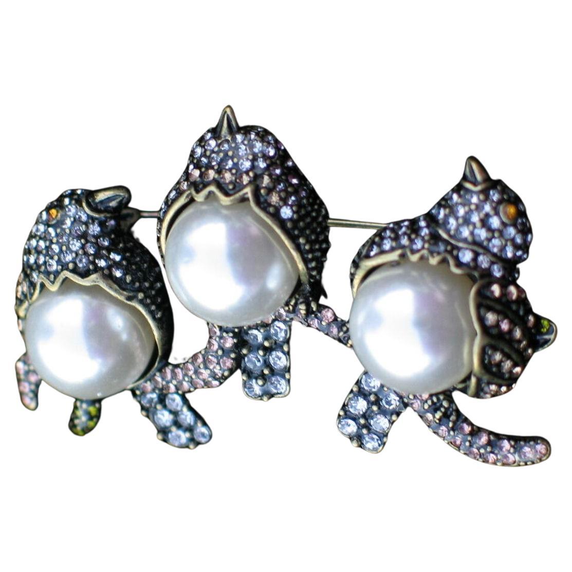 Vintage 3 Bird Chicks Faux Pearl Sparkling Crystal Golden Brooch Pin For Sale