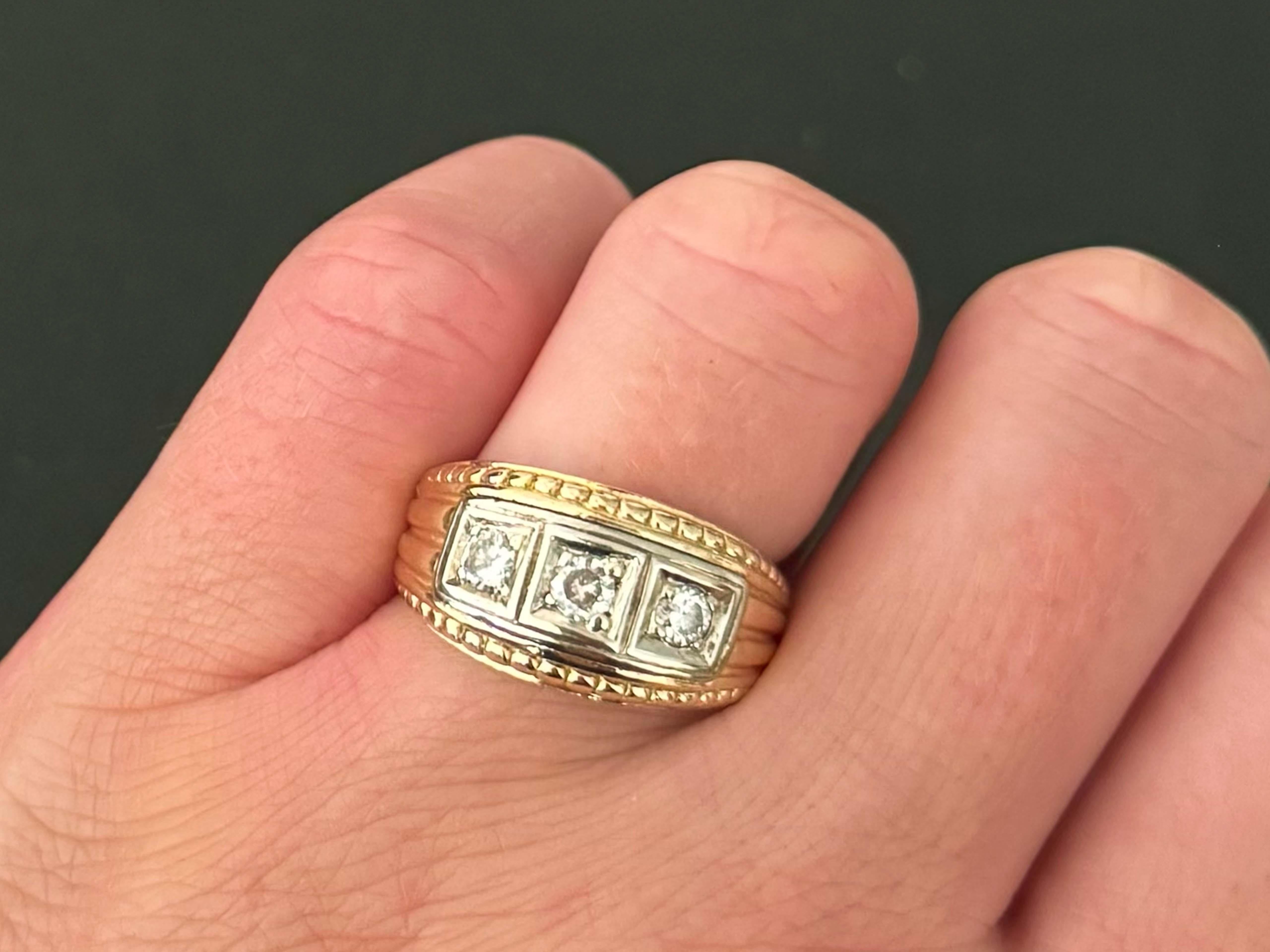 Specifiche dell'articolo:

Metallo: Oro giallo e bianco 14k

Numero di diamanti: 3 Taglio rotondo brillante

Peso totale dei diamanti: ~0,40 carati 

Misura dell'anello: 7,5

Peso totale: 8.4 grammi

Condizioni: Usato, eccellente