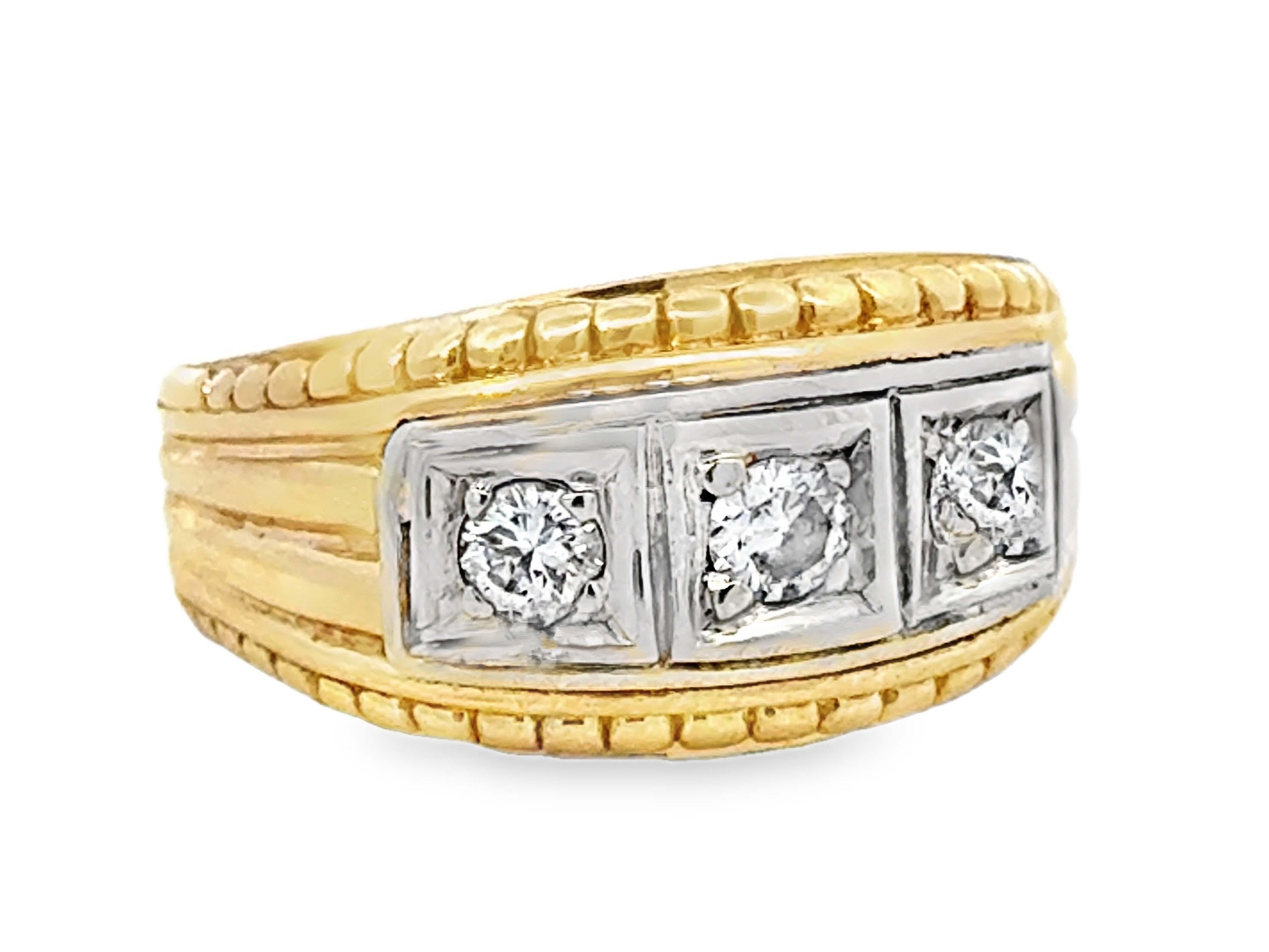 Moderno Anello a fascia con 3 diamanti taglio Brilliante d'epoca in oro giallo e bianco a due tonalità 14k in vendita