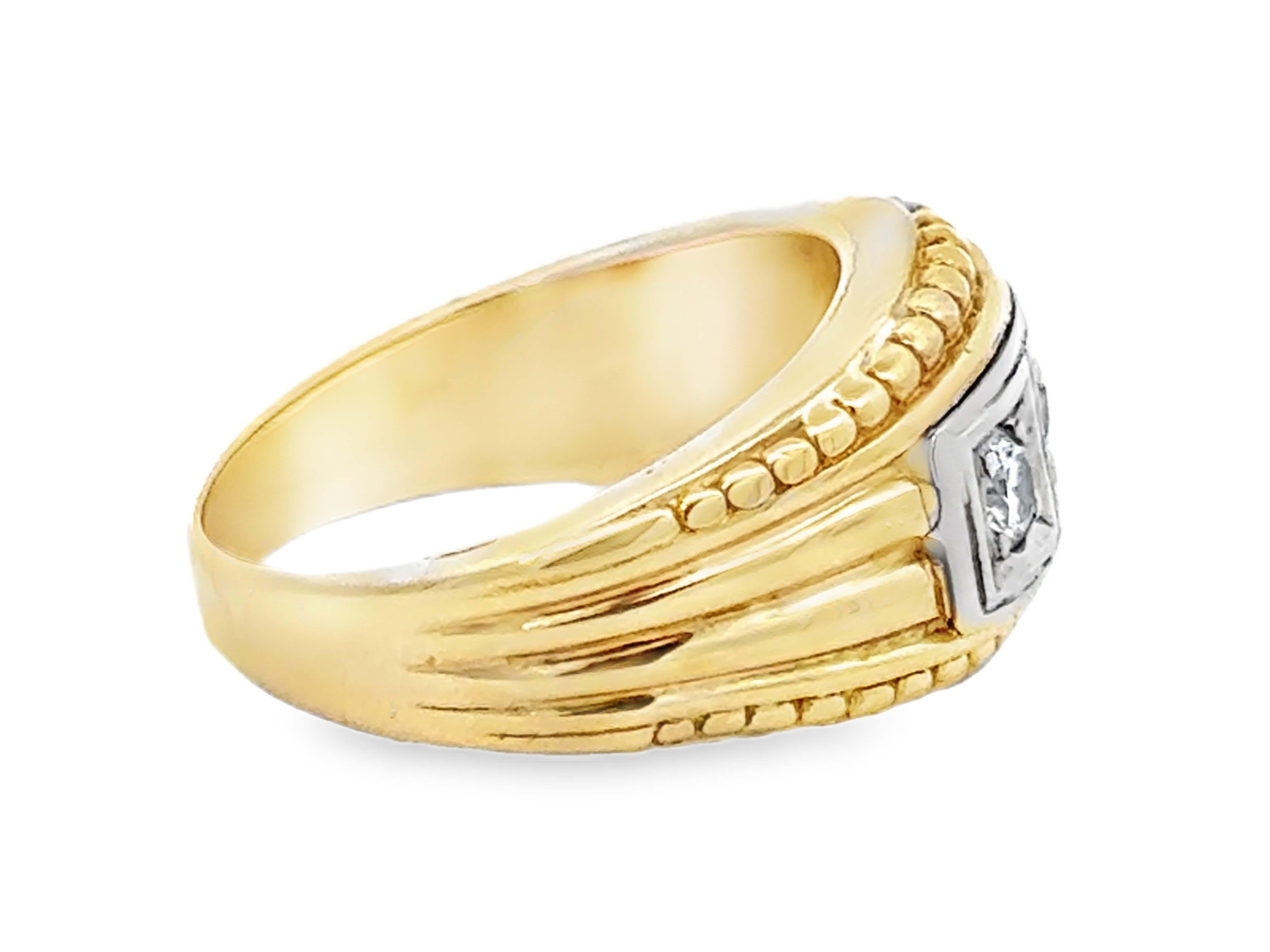 Anello a fascia con 3 diamanti taglio Brilliante d'epoca in oro giallo e bianco a due tonalità 14k In condizioni ottime in vendita a Honolulu, HI