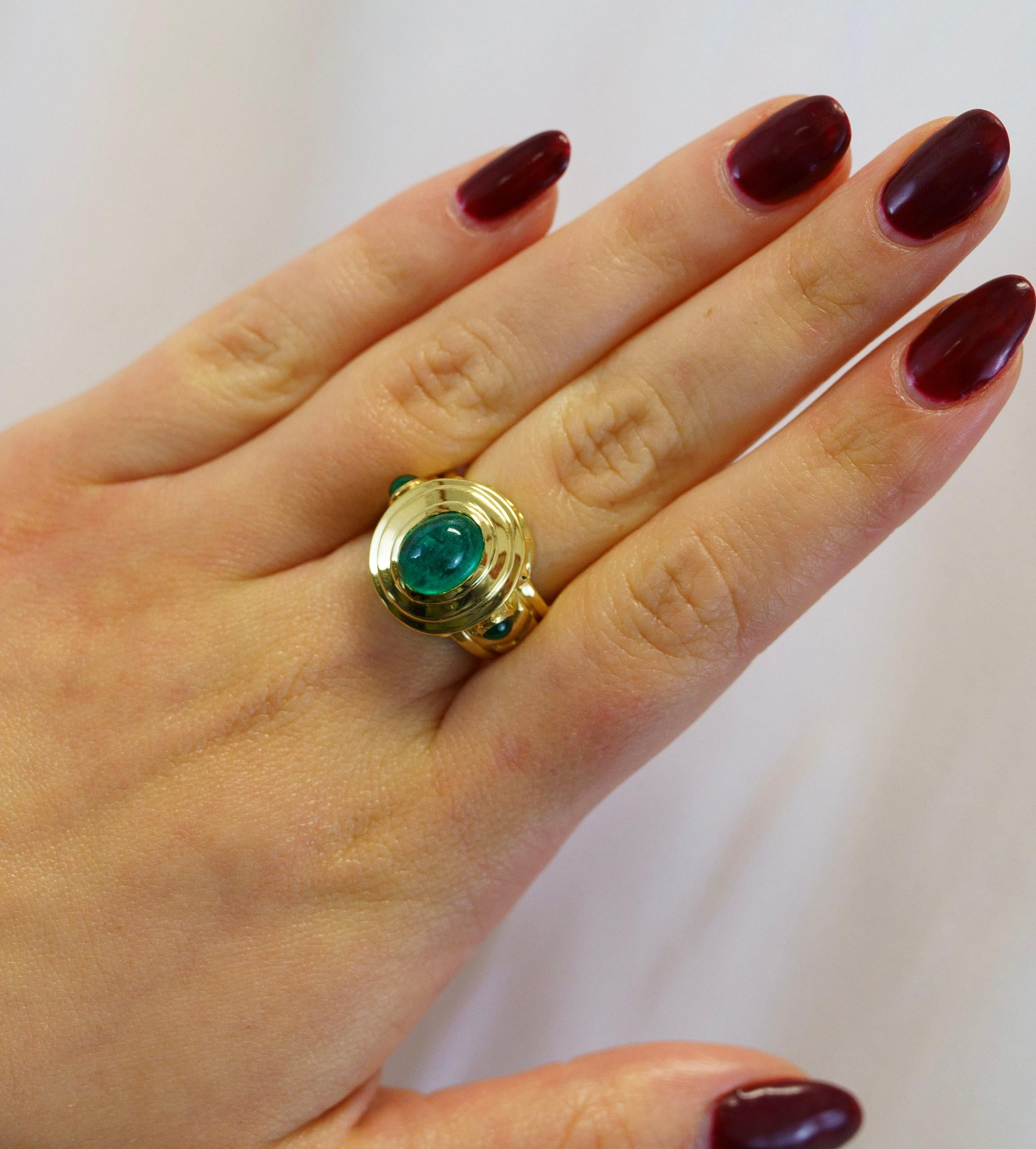 Vintage 3 Carat Cabochon Cut Colombian Emerald Bezel in 20K Yellow Gold Ring For Sale 5