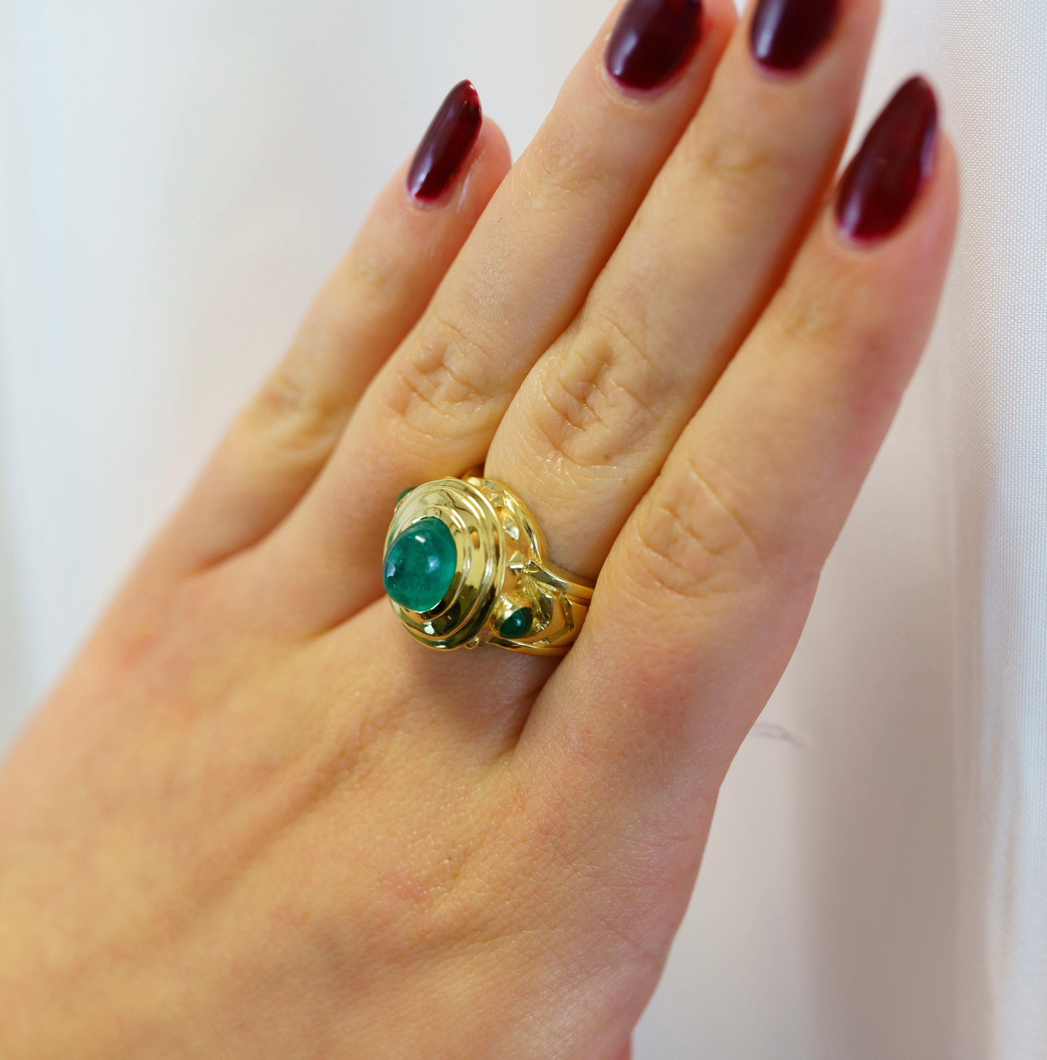 Vintage 3 Carat Cabochon Cut Colombian Emerald Bezel in 20K Yellow Gold Ring For Sale 6