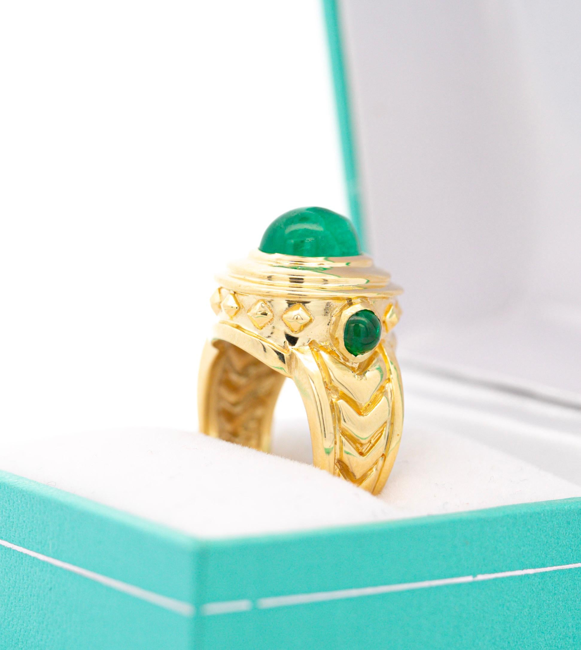 Vintage 3 Carat Cabochon Cut Colombian Emerald Bezel in 20K Yellow Gold Ring For Sale 1