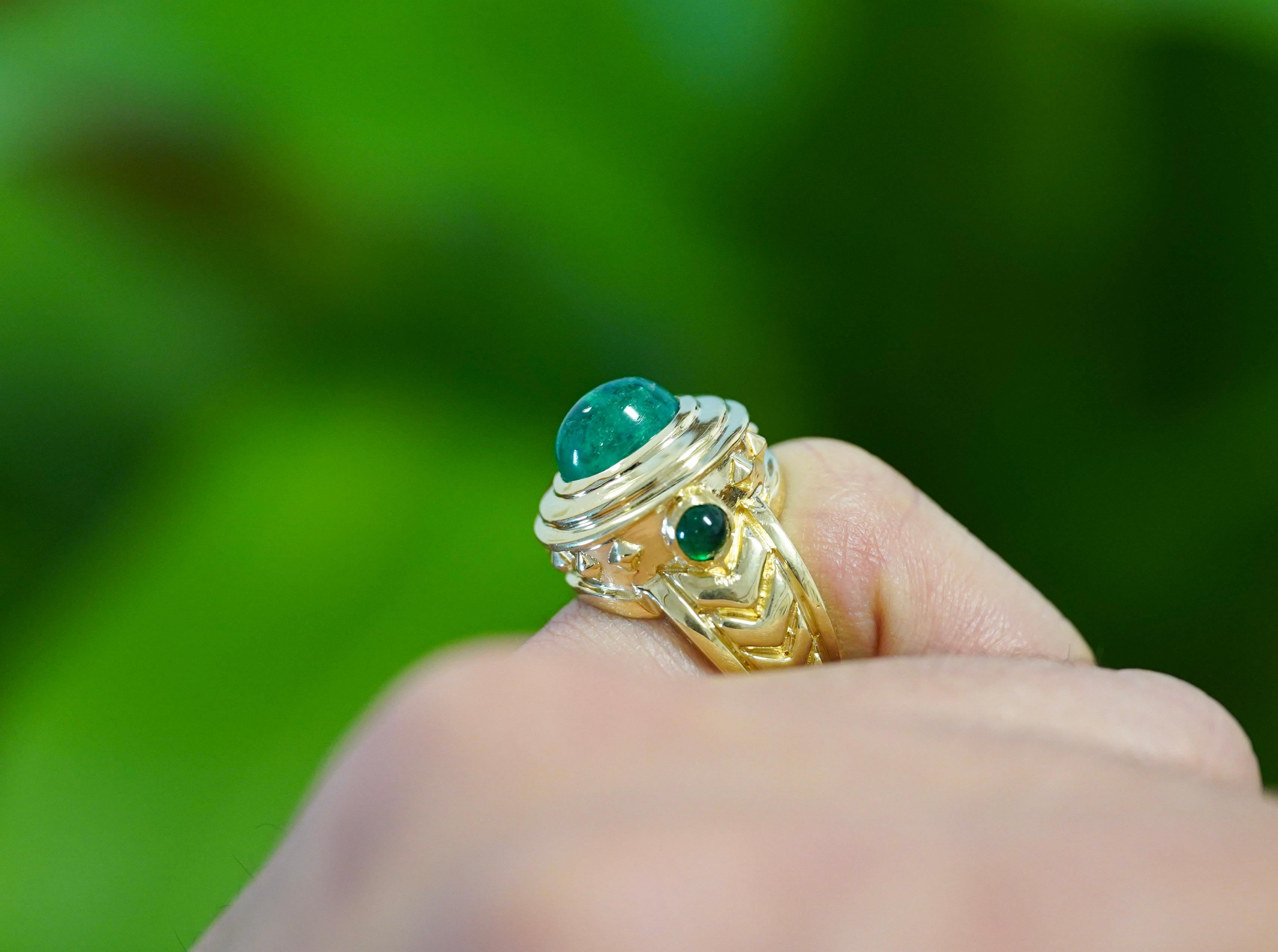 Bague vintage en or jaune 20 carats avec chaton d'émeraude colombienne taillée en cabochon de 3 carats en vente 1