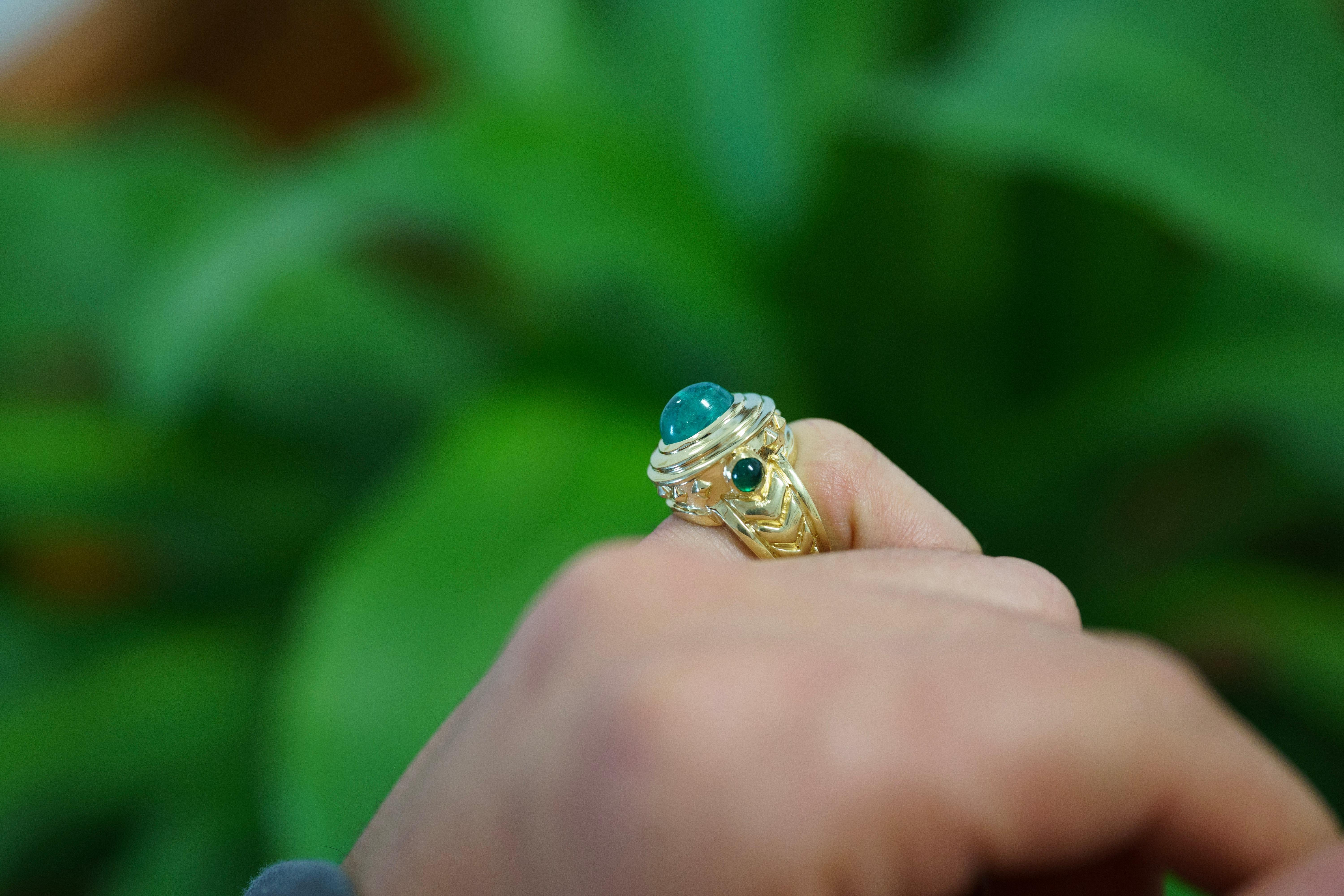 Vintage 3 Carat Cabochon Cut Colombian Emerald Bezel in 20K Yellow Gold Ring For Sale 3