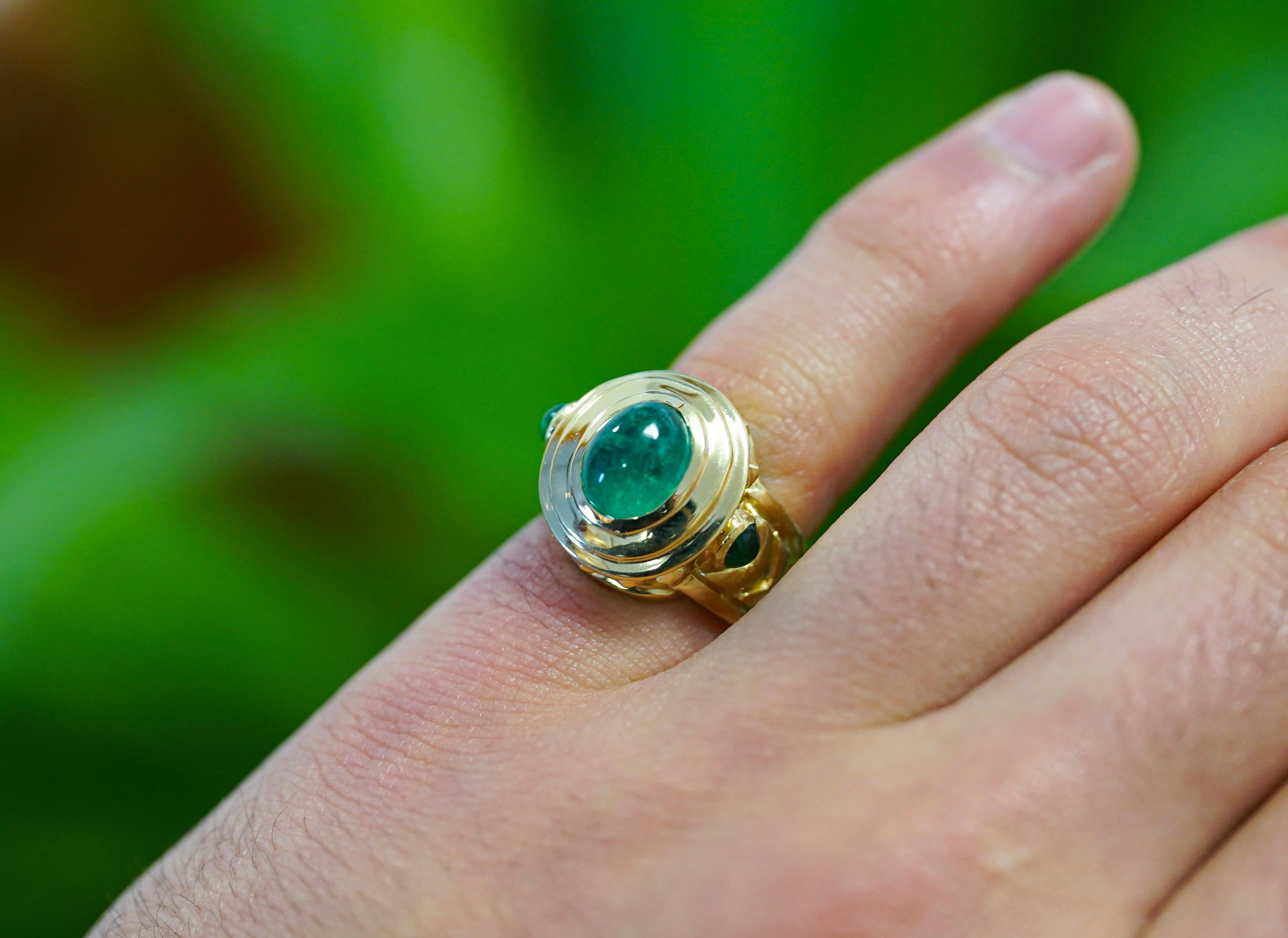 Vintage 3 Carat Cabochon Cut Colombian Emerald Bezel in 20K Yellow Gold Ring For Sale 4