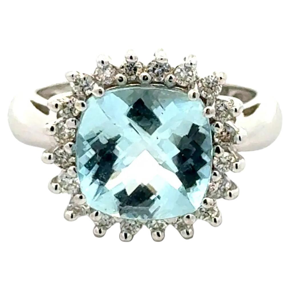 Vintage 3 Karat Kissen Aquamarin und Diamant Gold Halo Ring im Angebot