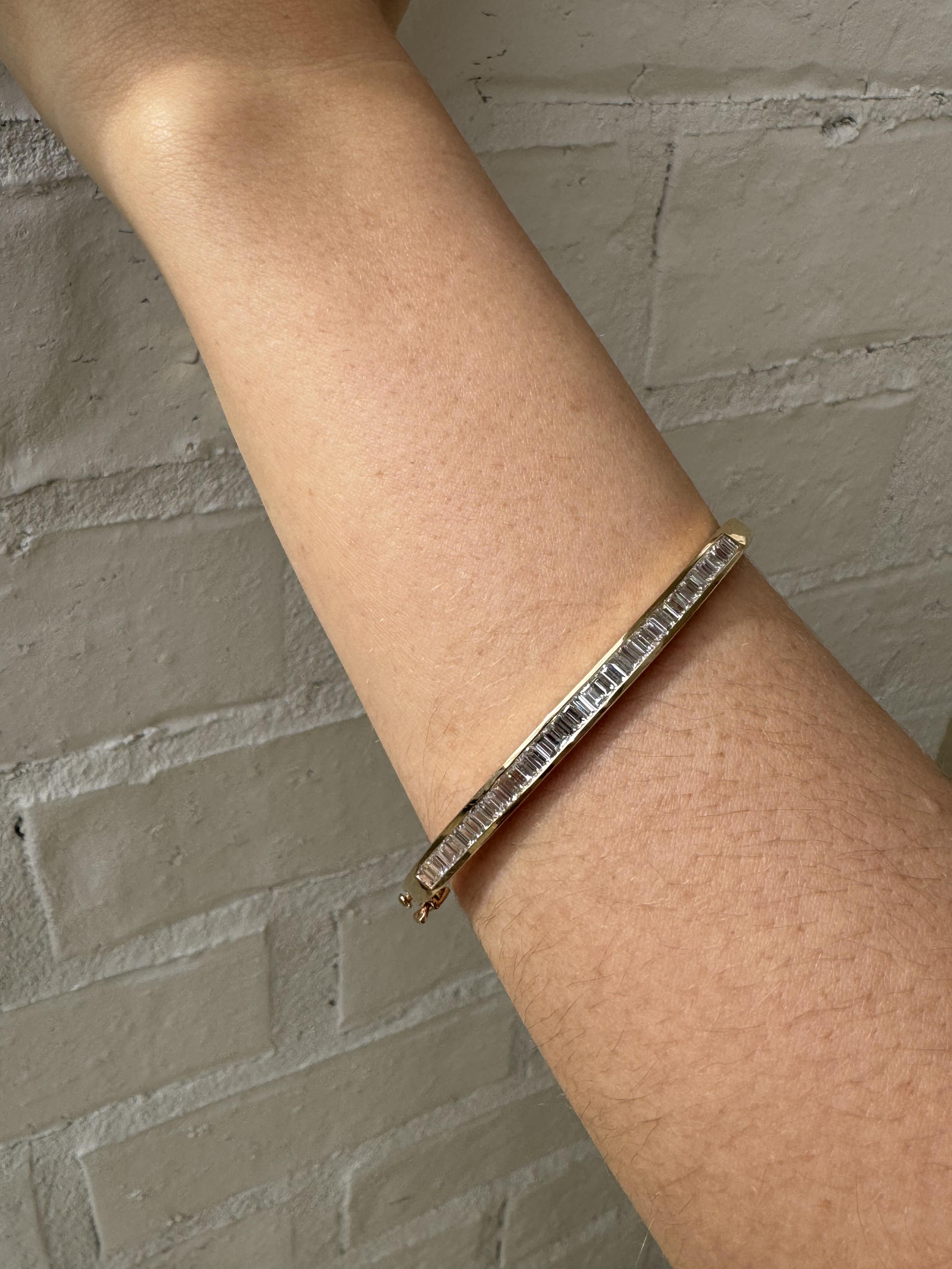 Contemporary Vintage 3 Carat Diamond Bangle Bracelet 14K Yellow Gold For Sale