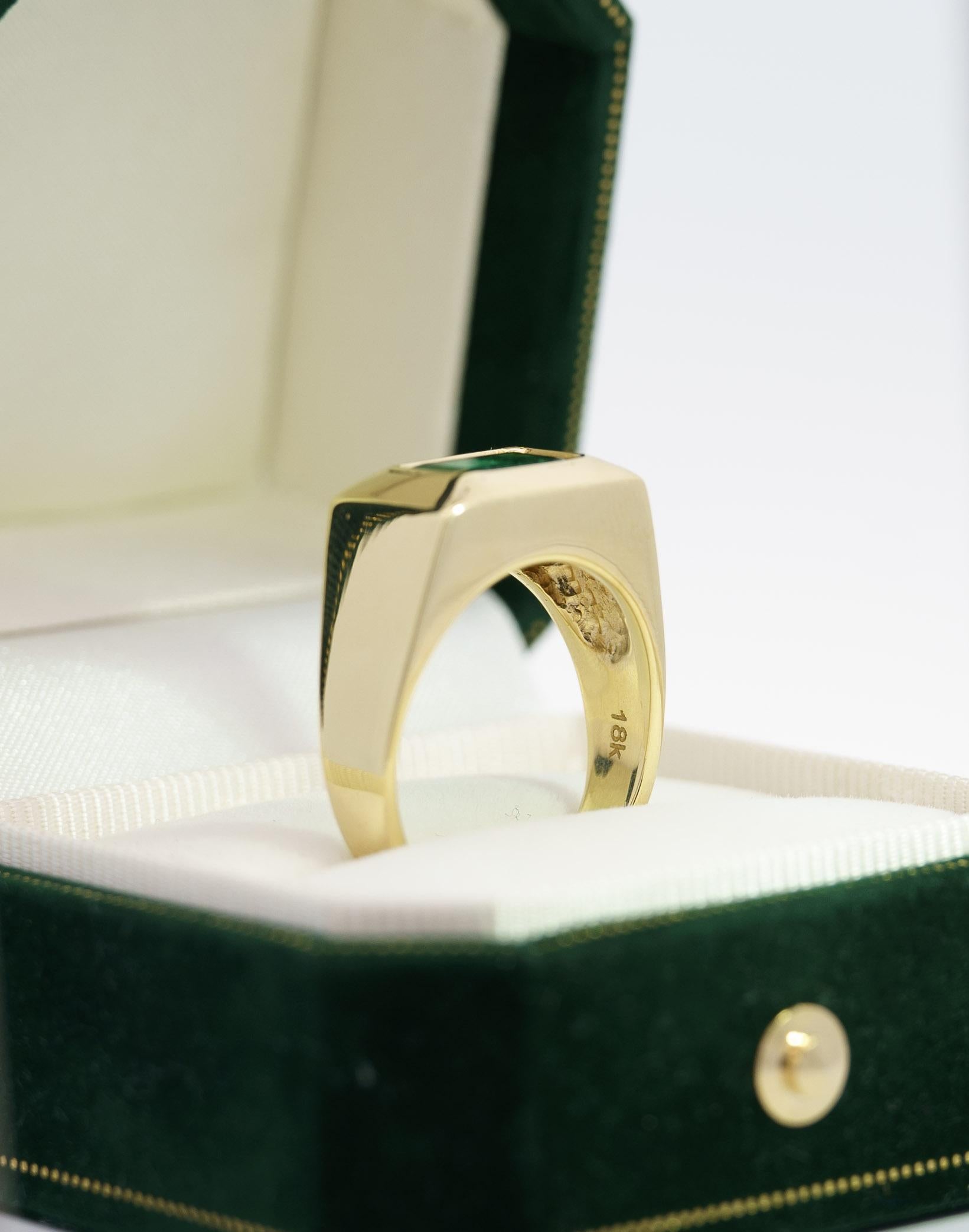 Vintage 3 Carat Emerald-Cut Emerald Bezel Mens Ring in 18K Gold In Good Condition For Sale In Miami, FL