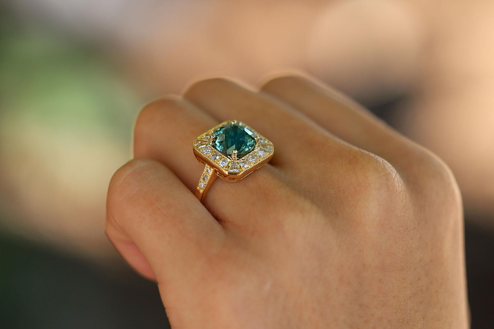 Women's or Men's Vintage  3 Carat Green Tourmaline and Diamond 18k Gold Cocktail Engagement Ring For Sale