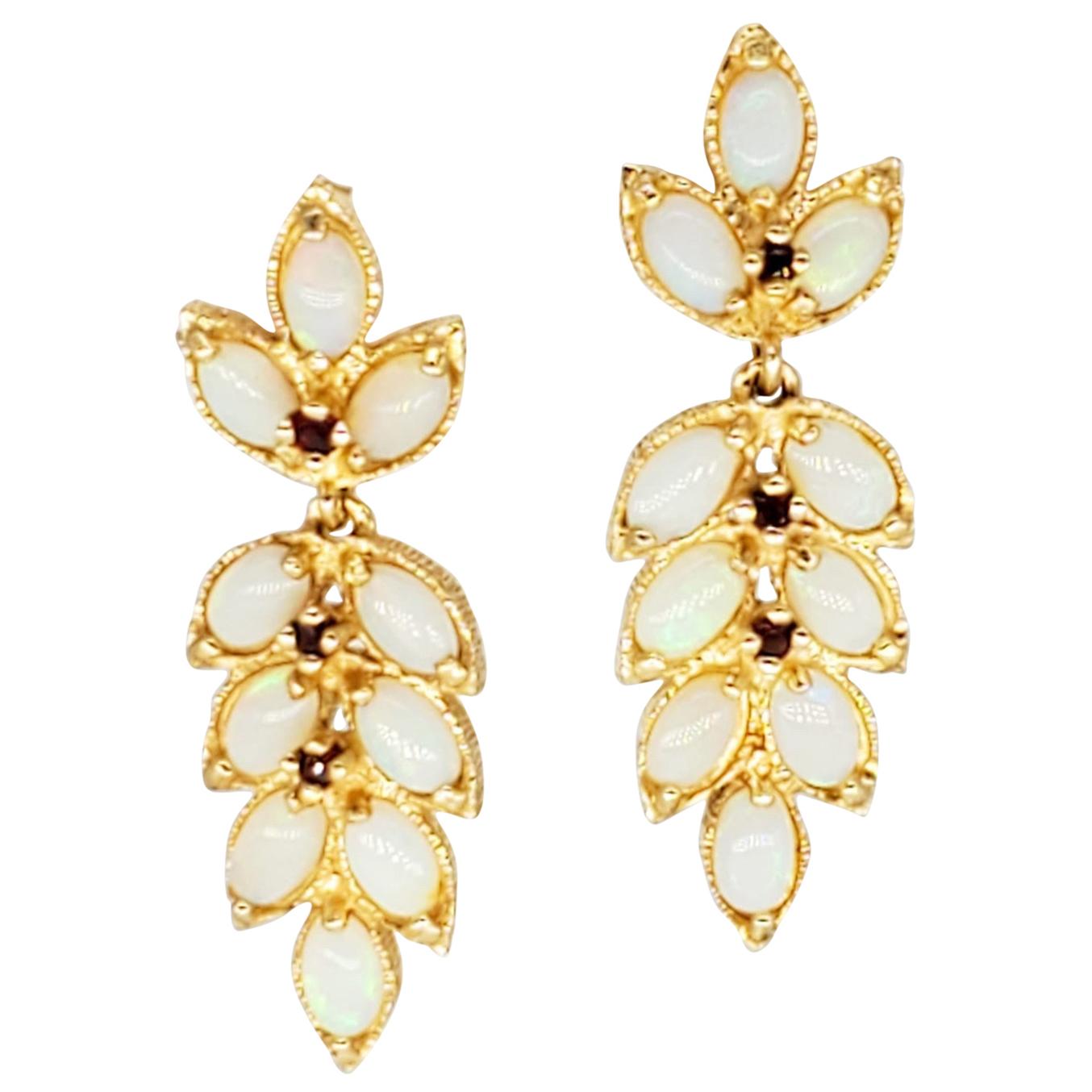 Pendants d'oreilles vintage en or 14 carats avec motif de feuille d'opale de 3 carats en vente