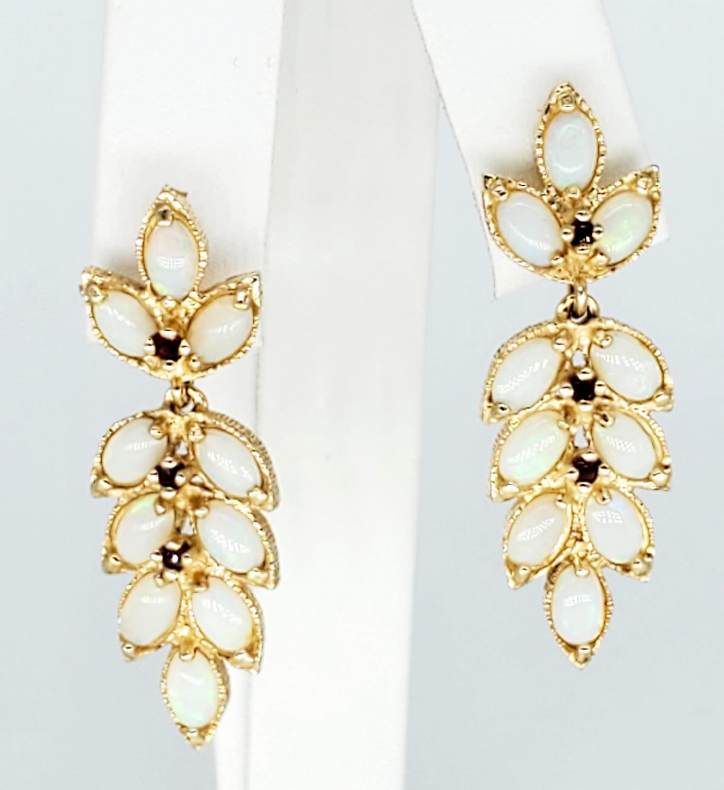 Vintage 3 Carat Opal Leaf Design Dangle Earrings 14k Gold. Les boucles d'oreilles pèsent 6,9 grammes et mesurent 30mm X 12mm. Les boucles d'oreilles sont estampillées ER.