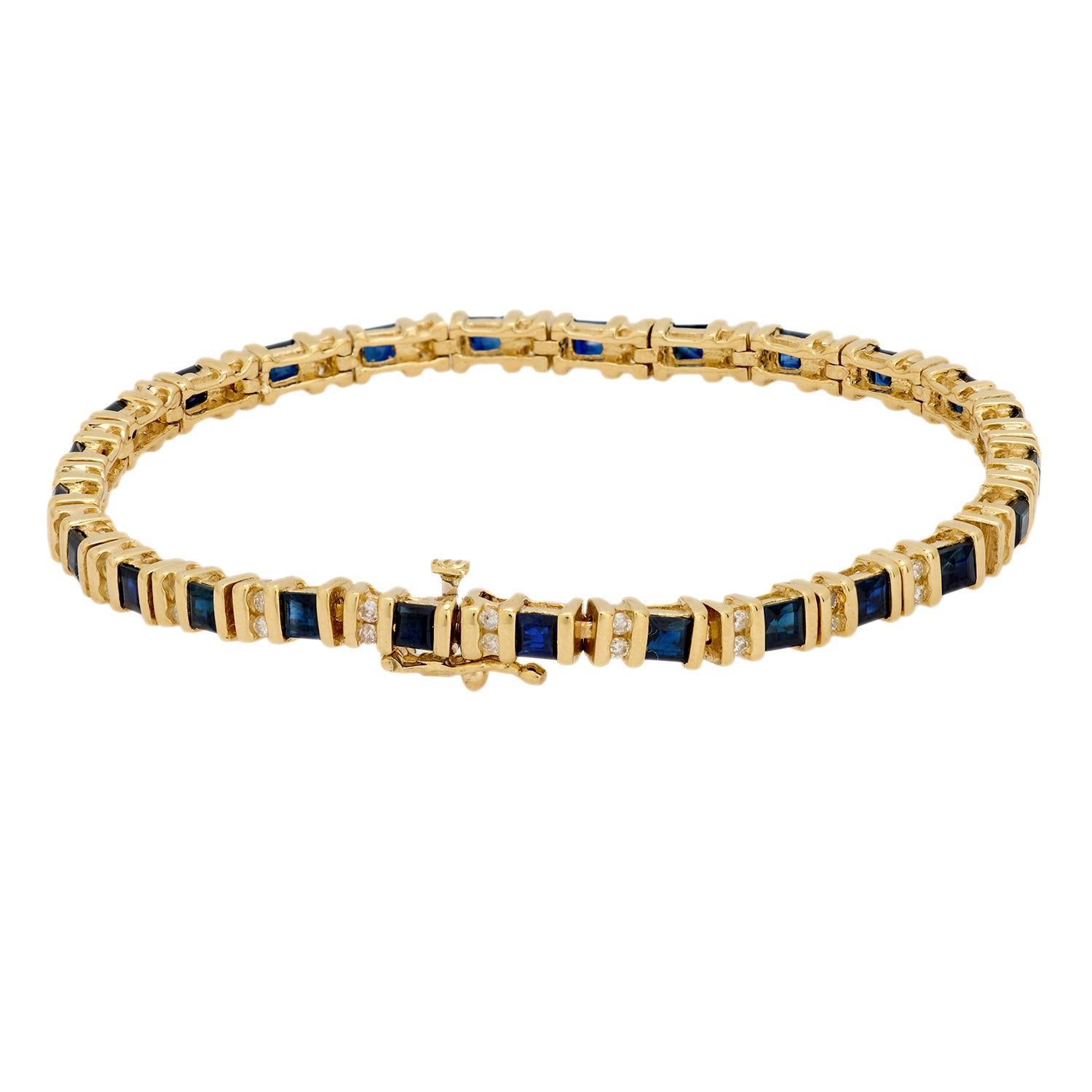 Esta pulsera vintage de los años 90 está elaborada en oro amarillo de 14 quilates y engastada con 25 zafiros de talla cuadrada que suman aproximadamente 3 quilates. Cincuenta diamantes redondos de talla brillante, con un peso aproximado de 0,25