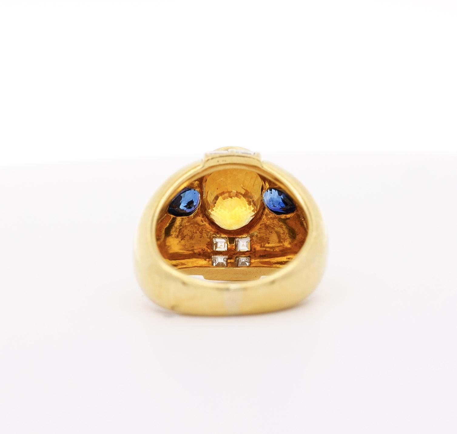 Taglio ovale Anello con zaffiro blu e giallo da 3 carati, con castone e cupola del malocchio in vendita