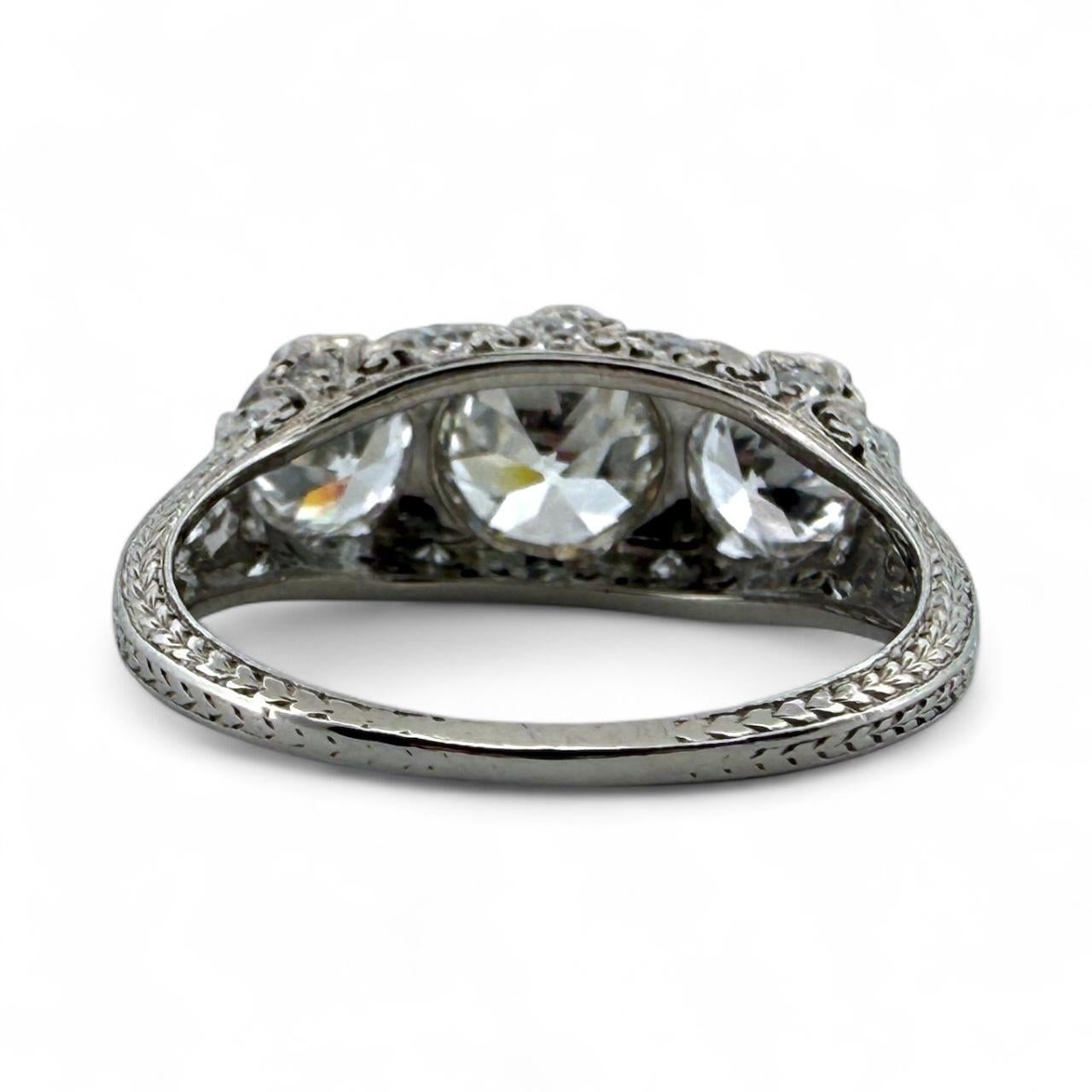 Anello di fidanzamento in platino a tre pietre con diamante d'epoca edoardiana da 3 CTW in vendita 4