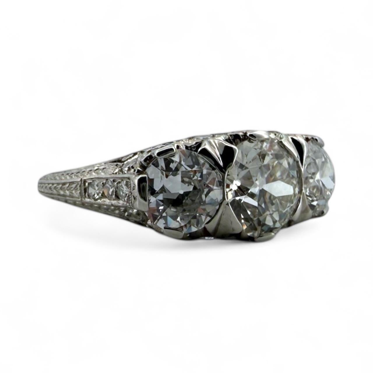 Taglio antico europeo Anello di fidanzamento in platino a tre pietre con diamante d'epoca edoardiana da 3 CTW in vendita